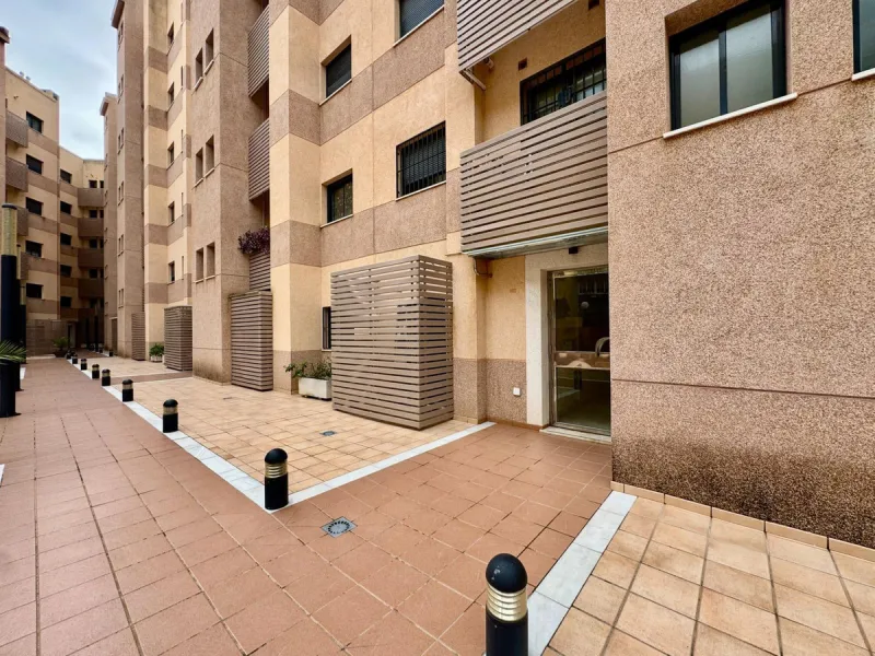 Fantastic apartment for sale in the center of Torremolinos, located in a modern building from 2009, ready to move into.