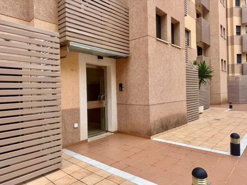 Fantastic apartment for sale in the center of Torremolinos, located in a modern building from 2009, ready to move into.