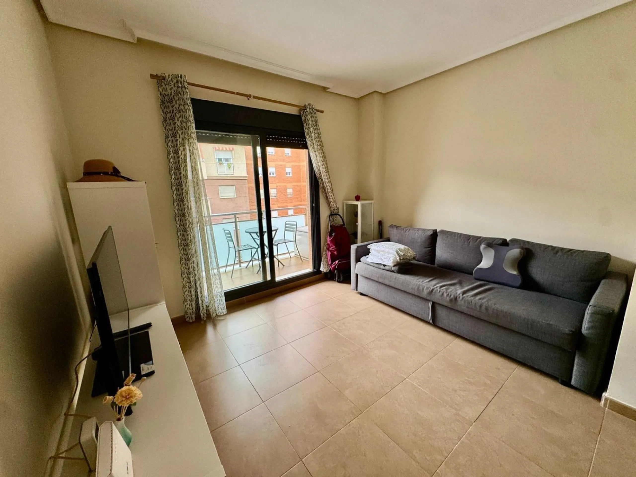 Fantastic apartment for sale in the center of Torremolinos, located in a modern building from 2009, ready to move into.