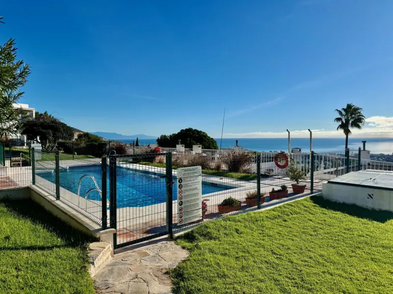 Location, location, location. This townhouse is located in a gated complex just on the edge of Benalmadena Pueblo (village). Within a short walk of super markets, restaurants, an amazing Danish bakery and of course the cosy village center and very efficie