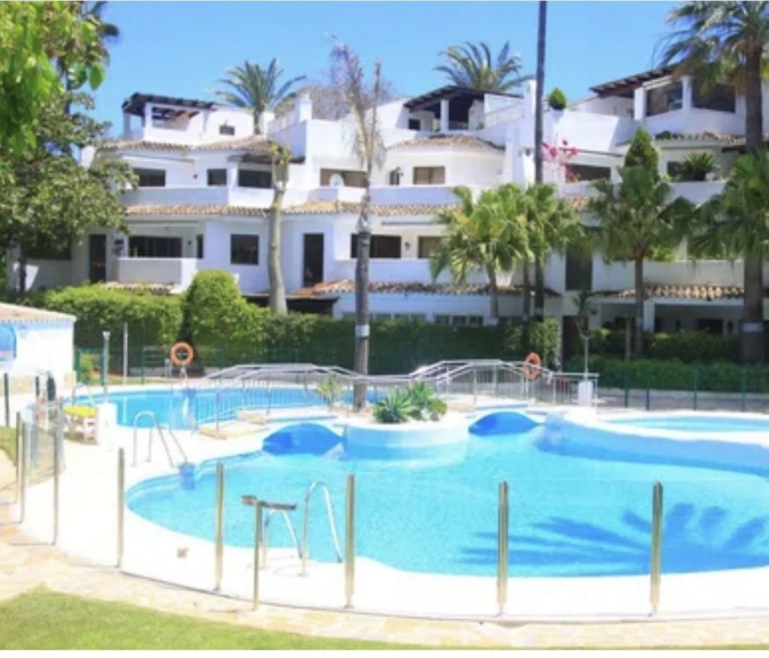 WONDERFUL APARTMENT LOCATED IN A BEACHFRONT DEVELOPMENT, FROM THE GARDEN GATE, ABOUT 50 METERS AWAY, YOU HAVE ACCESS TO ONE OF THE BEST BEACHES IN MARBELLA.