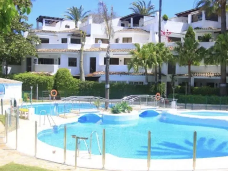 WONDERFUL APARTMENT LOCATED IN A BEACHFRONT DEVELOPMENT, FROM THE GARDEN GATE, ABOUT 50 METERS AWAY, YOU HAVE ACCESS TO ONE OF THE BEST BEACHES IN MARBELLA.