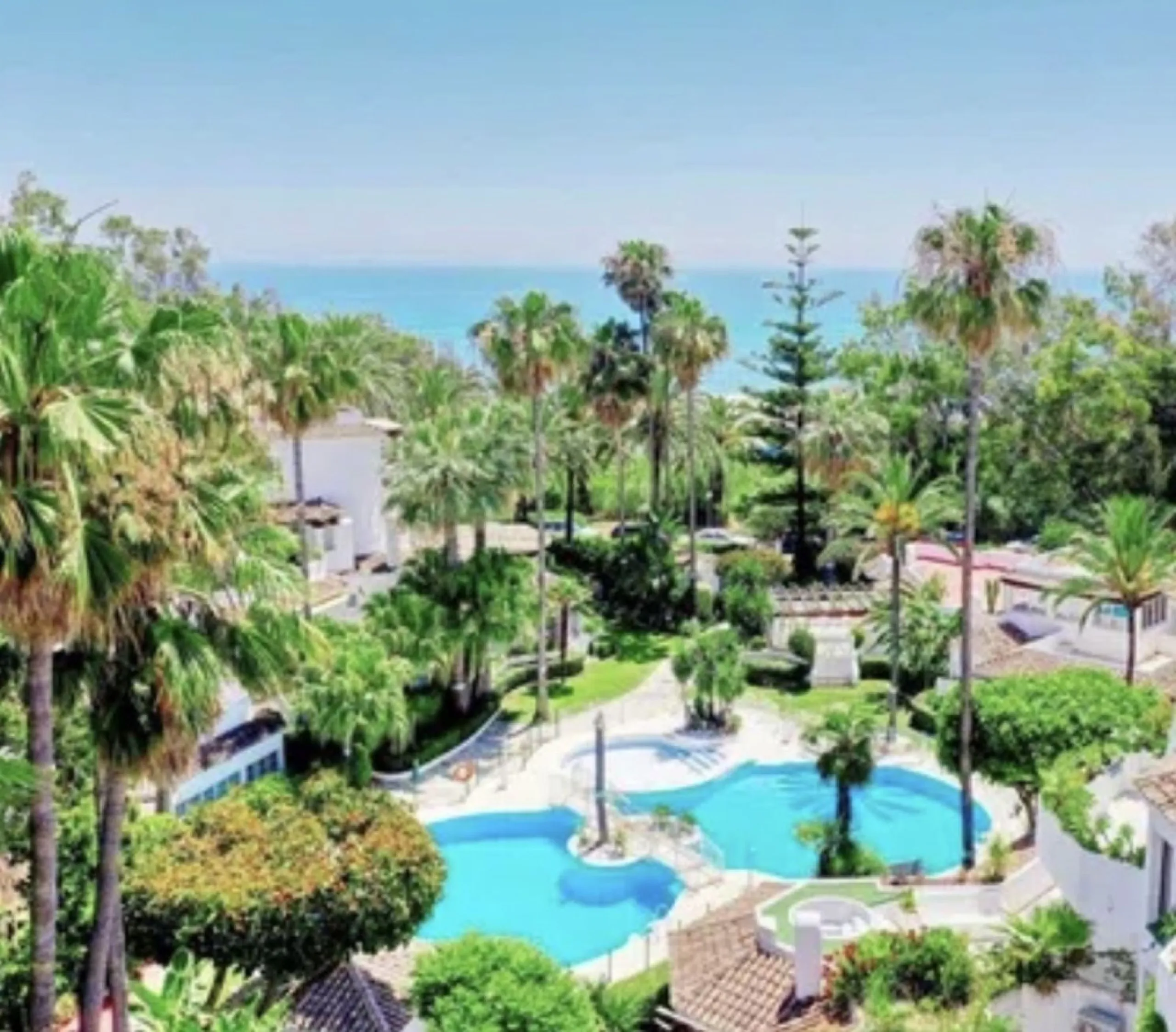 WONDERFUL APARTMENT LOCATED IN A BEACHFRONT DEVELOPMENT, FROM THE GARDEN GATE, ABOUT 50 METERS AWAY, YOU HAVE ACCESS TO ONE OF THE BEST BEACHES IN MARBELLA.