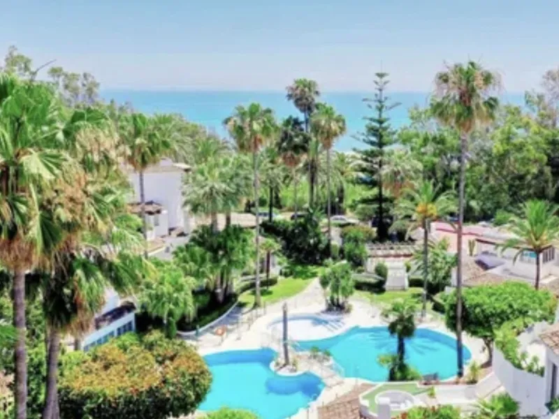 WONDERFUL APARTMENT LOCATED IN A BEACHFRONT DEVELOPMENT, FROM THE GARDEN GATE, ABOUT 50 METERS AWAY, YOU HAVE ACCESS TO ONE OF THE BEST BEACHES IN MARBELLA.