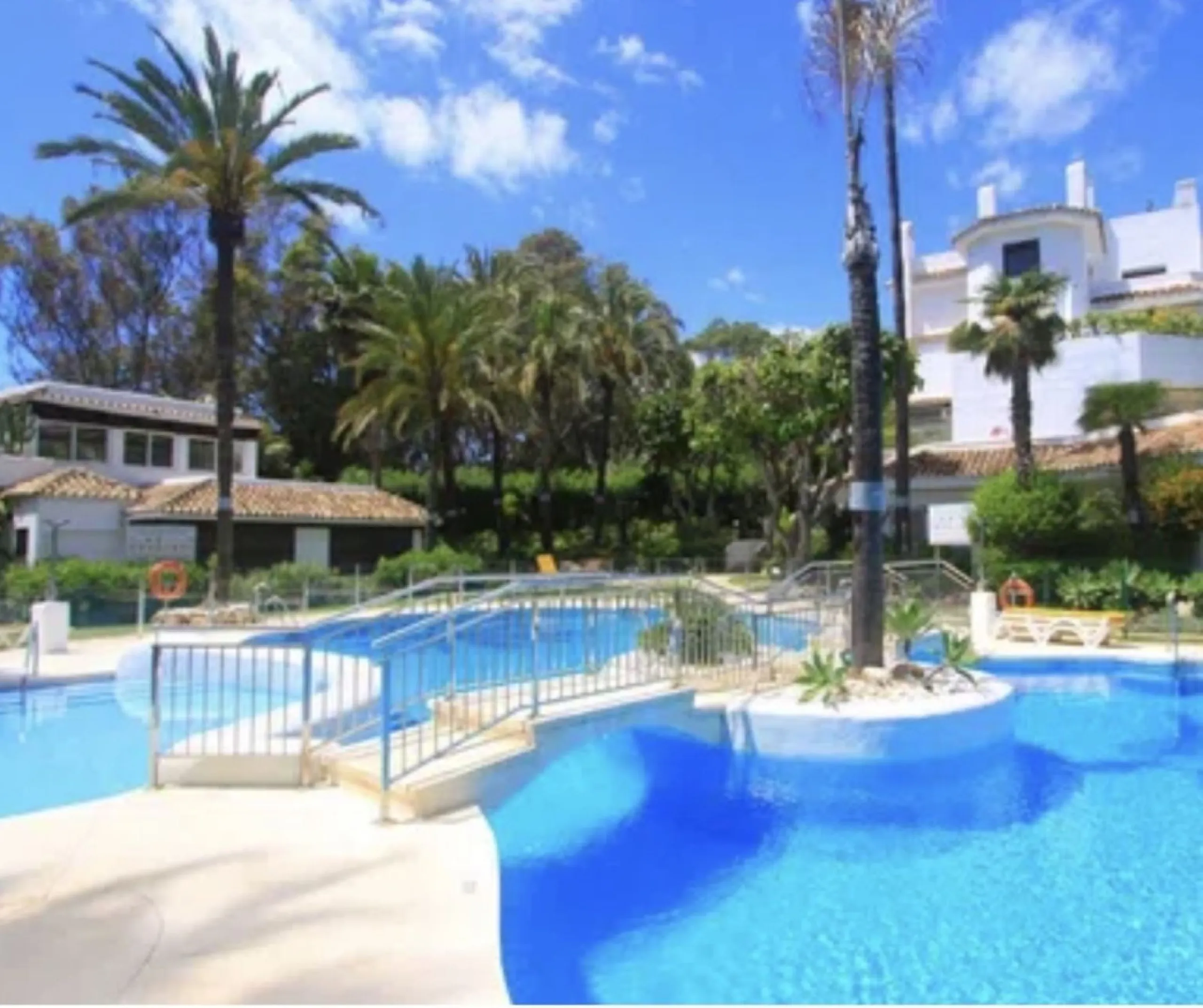 WONDERFUL APARTMENT LOCATED IN A BEACHFRONT DEVELOPMENT, FROM THE GARDEN GATE, ABOUT 50 METERS AWAY, YOU HAVE ACCESS TO ONE OF THE BEST BEACHES IN MARBELLA.