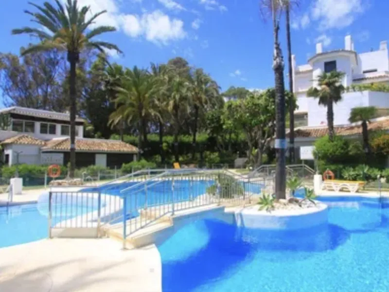 WONDERFUL APARTMENT LOCATED IN A BEACHFRONT DEVELOPMENT, FROM THE GARDEN GATE, ABOUT 50 METERS AWAY, YOU HAVE ACCESS TO ONE OF THE BEST BEACHES IN MARBELLA.