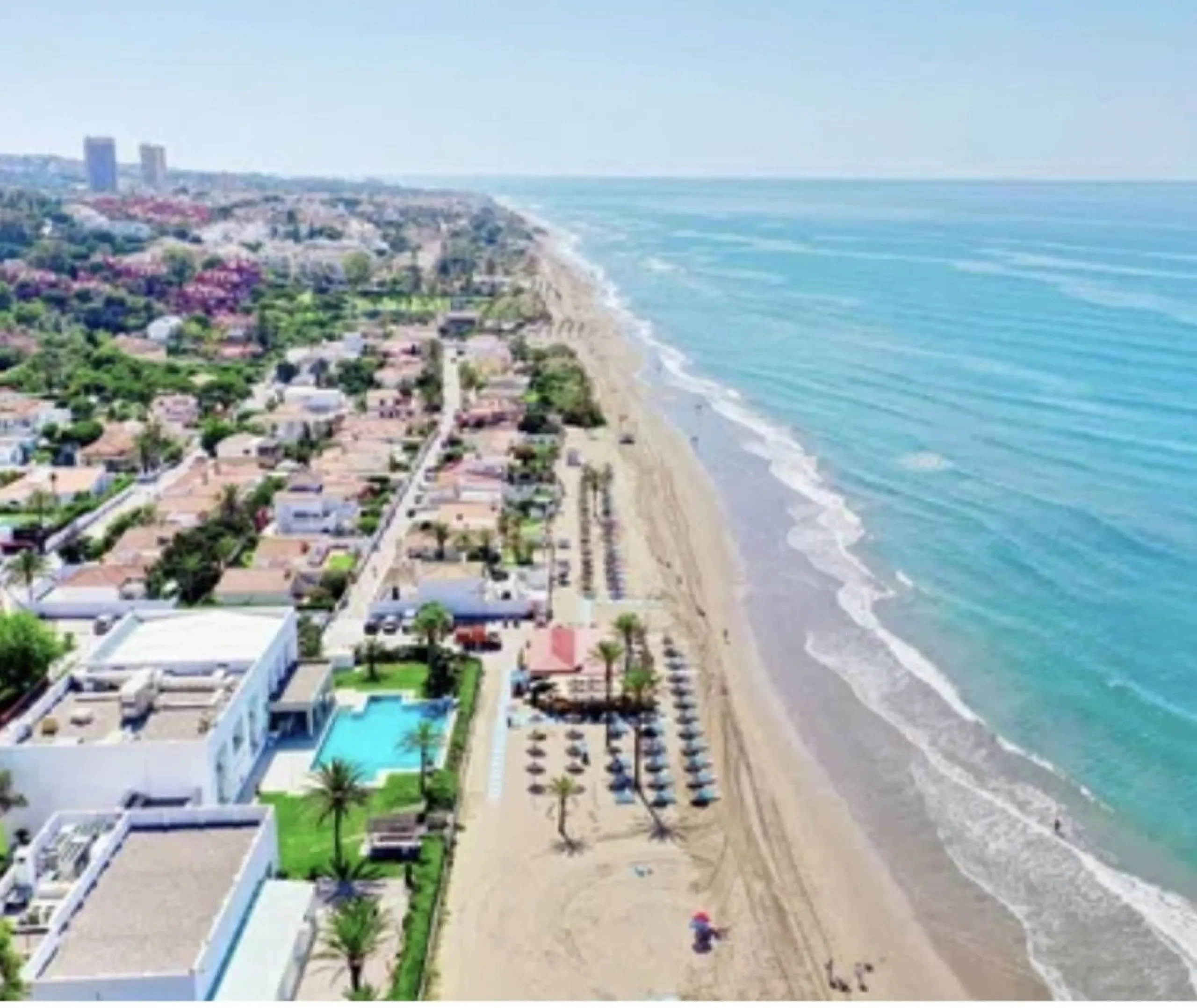 WONDERFUL APARTMENT LOCATED IN A BEACHFRONT DEVELOPMENT, FROM THE GARDEN GATE, ABOUT 50 METERS AWAY, YOU HAVE ACCESS TO ONE OF THE BEST BEACHES IN MARBELLA.