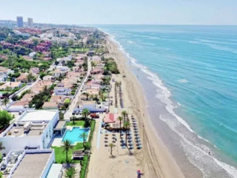 WONDERFUL APARTMENT LOCATED IN A BEACHFRONT DEVELOPMENT, FROM THE GARDEN GATE, ABOUT 50 METERS AWAY, YOU HAVE ACCESS TO ONE OF THE BEST BEACHES IN MARBELLA.
