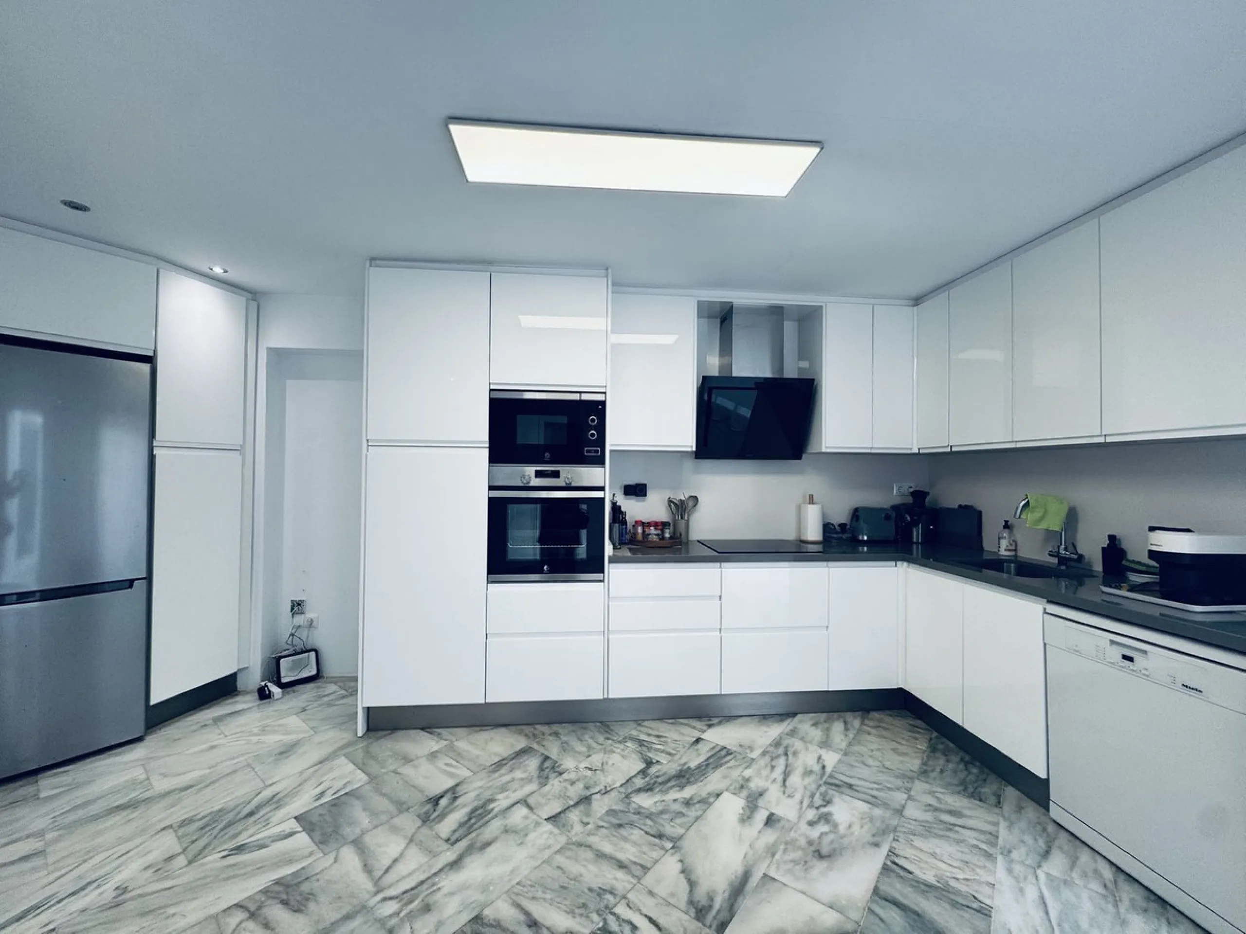 WONDERFUL APARTMENT LOCATED IN A BEACHFRONT DEVELOPMENT, FROM THE GARDEN GATE, ABOUT 50 METERS AWAY, YOU HAVE ACCESS TO ONE OF THE BEST BEACHES IN MARBELLA.