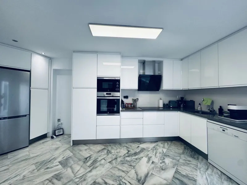 WONDERFUL APARTMENT LOCATED IN A BEACHFRONT DEVELOPMENT, FROM THE GARDEN GATE, ABOUT 50 METERS AWAY, YOU HAVE ACCESS TO ONE OF THE BEST BEACHES IN MARBELLA.