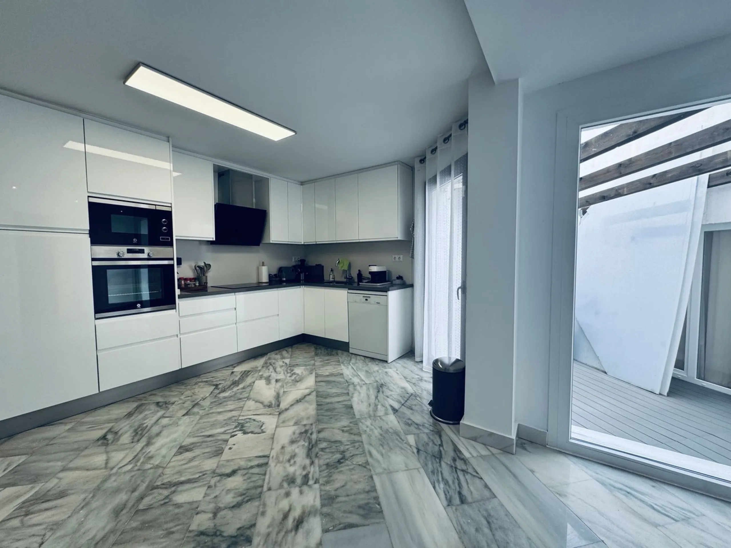 WONDERFUL APARTMENT LOCATED IN A BEACHFRONT DEVELOPMENT, FROM THE GARDEN GATE, ABOUT 50 METERS AWAY, YOU HAVE ACCESS TO ONE OF THE BEST BEACHES IN MARBELLA.