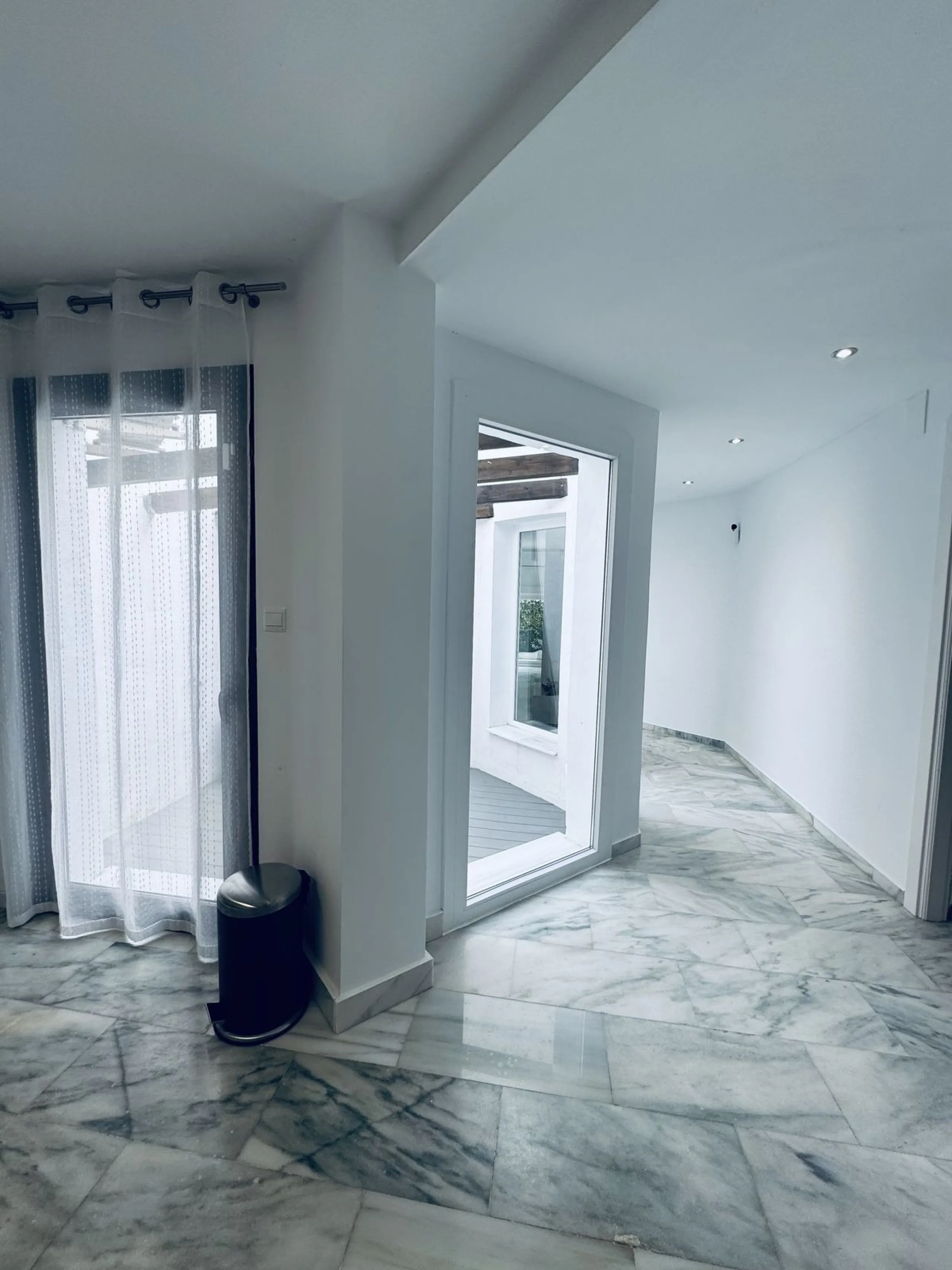 WONDERFUL APARTMENT LOCATED IN A BEACHFRONT DEVELOPMENT, FROM THE GARDEN GATE, ABOUT 50 METERS AWAY, YOU HAVE ACCESS TO ONE OF THE BEST BEACHES IN MARBELLA.