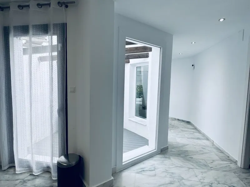 WONDERFUL APARTMENT LOCATED IN A BEACHFRONT DEVELOPMENT, FROM THE GARDEN GATE, ABOUT 50 METERS AWAY, YOU HAVE ACCESS TO ONE OF THE BEST BEACHES IN MARBELLA.