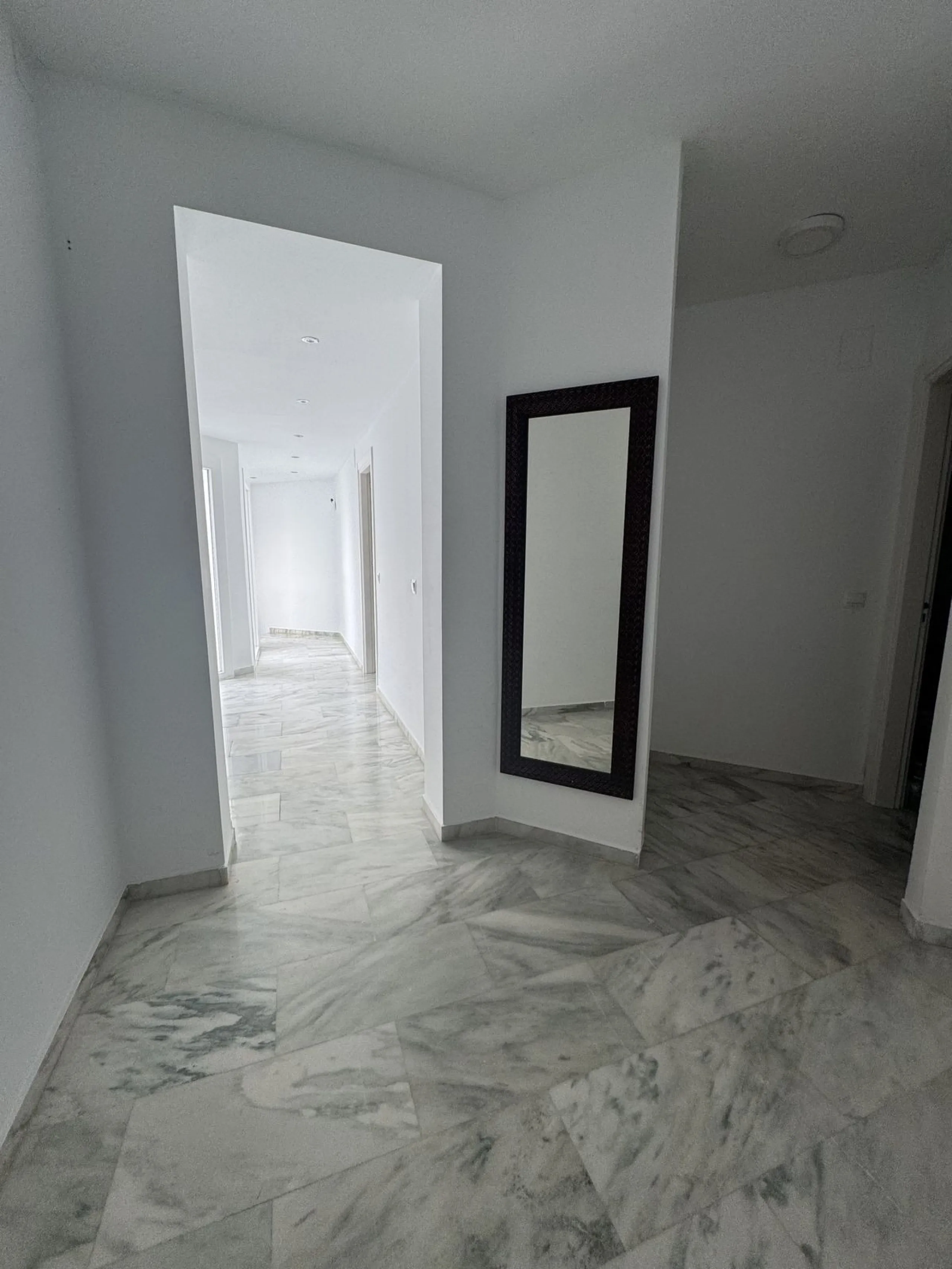 WONDERFUL APARTMENT LOCATED IN A BEACHFRONT DEVELOPMENT, FROM THE GARDEN GATE, ABOUT 50 METERS AWAY, YOU HAVE ACCESS TO ONE OF THE BEST BEACHES IN MARBELLA.