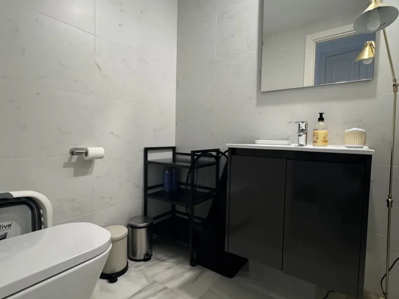 WONDERFUL APARTMENT LOCATED IN A BEACHFRONT DEVELOPMENT, FROM THE GARDEN GATE, ABOUT 50 METERS AWAY, YOU HAVE ACCESS TO ONE OF THE BEST BEACHES IN MARBELLA.