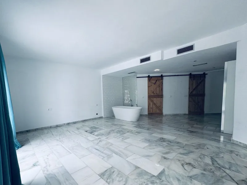 WONDERFUL APARTMENT LOCATED IN A BEACHFRONT DEVELOPMENT, FROM THE GARDEN GATE, ABOUT 50 METERS AWAY, YOU HAVE ACCESS TO ONE OF THE BEST BEACHES IN MARBELLA.