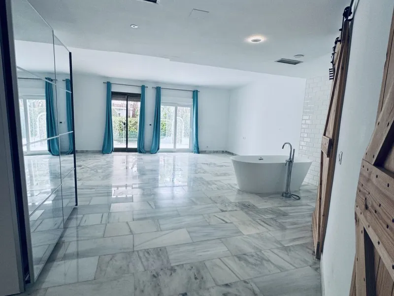 WONDERFUL APARTMENT LOCATED IN A BEACHFRONT DEVELOPMENT, FROM THE GARDEN GATE, ABOUT 50 METERS AWAY, YOU HAVE ACCESS TO ONE OF THE BEST BEACHES IN MARBELLA.