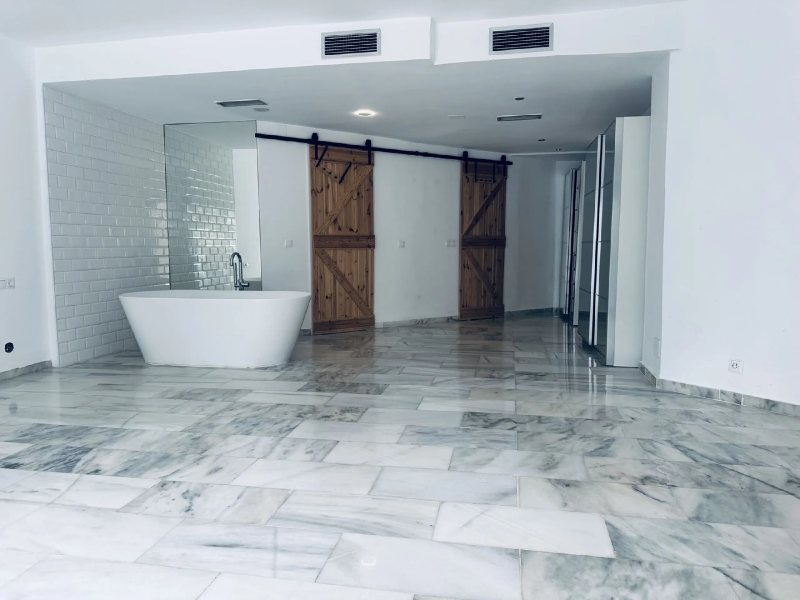 WONDERFUL APARTMENT LOCATED IN A BEACHFRONT DEVELOPMENT, FROM THE GARDEN GATE, ABOUT 50 METERS AWAY, YOU HAVE ACCESS TO ONE OF THE BEST BEACHES IN MARBELLA.