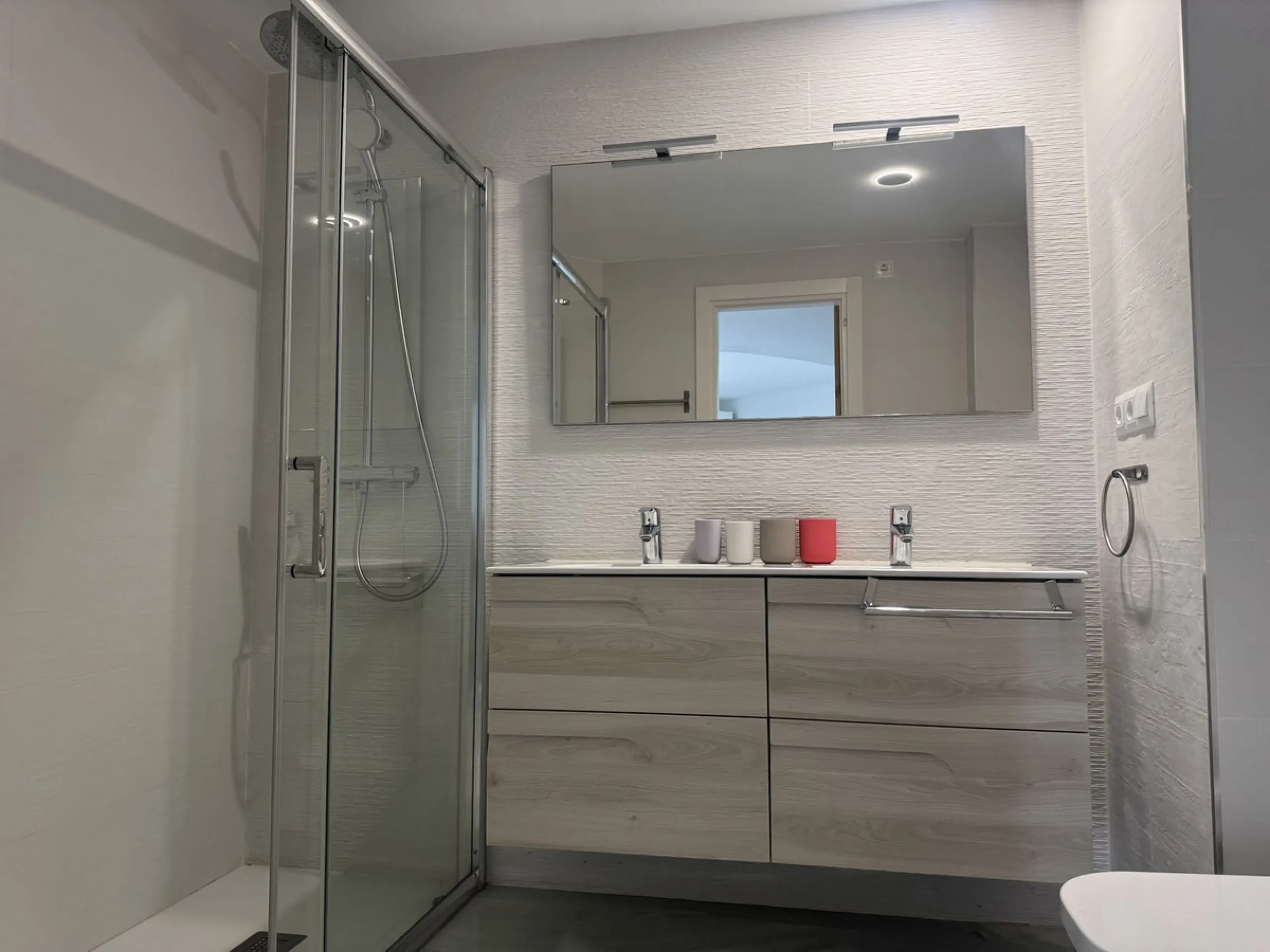 WONDERFUL APARTMENT LOCATED IN A BEACHFRONT DEVELOPMENT, FROM THE GARDEN GATE, ABOUT 50 METERS AWAY, YOU HAVE ACCESS TO ONE OF THE BEST BEACHES IN MARBELLA.
