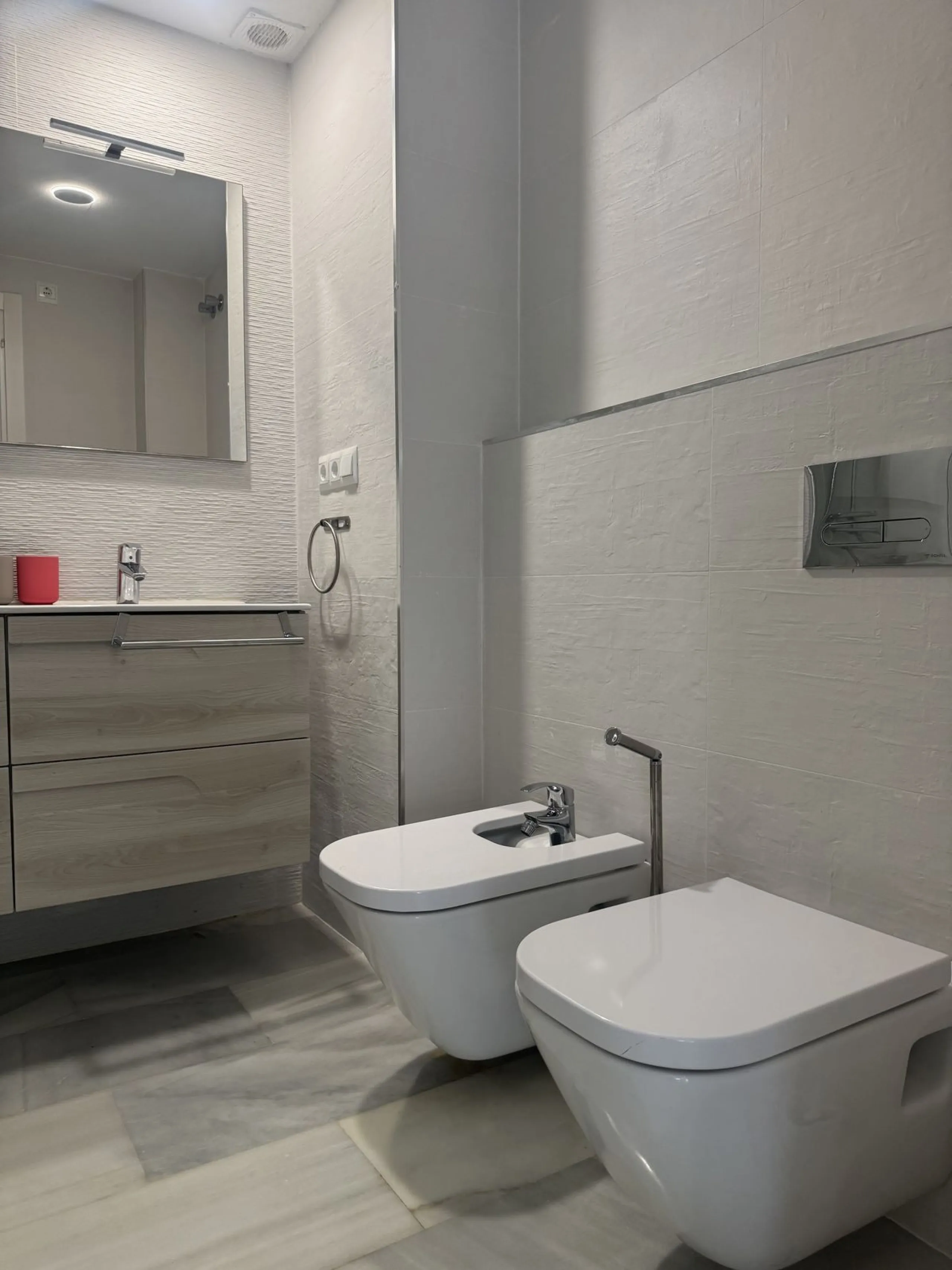 WONDERFUL APARTMENT LOCATED IN A BEACHFRONT DEVELOPMENT, FROM THE GARDEN GATE, ABOUT 50 METERS AWAY, YOU HAVE ACCESS TO ONE OF THE BEST BEACHES IN MARBELLA.