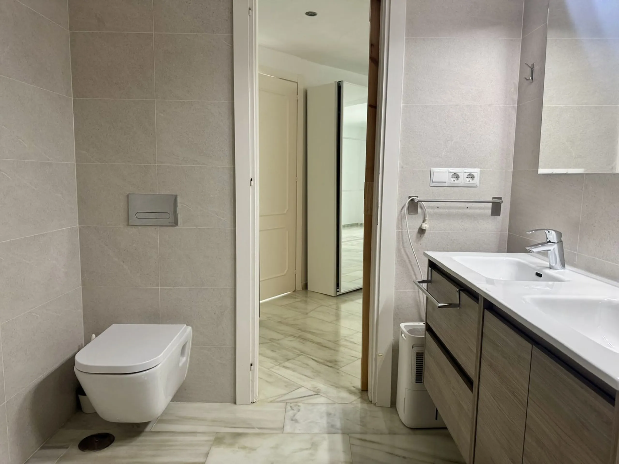 WONDERFUL APARTMENT LOCATED IN A BEACHFRONT DEVELOPMENT, FROM THE GARDEN GATE, ABOUT 50 METERS AWAY, YOU HAVE ACCESS TO ONE OF THE BEST BEACHES IN MARBELLA.