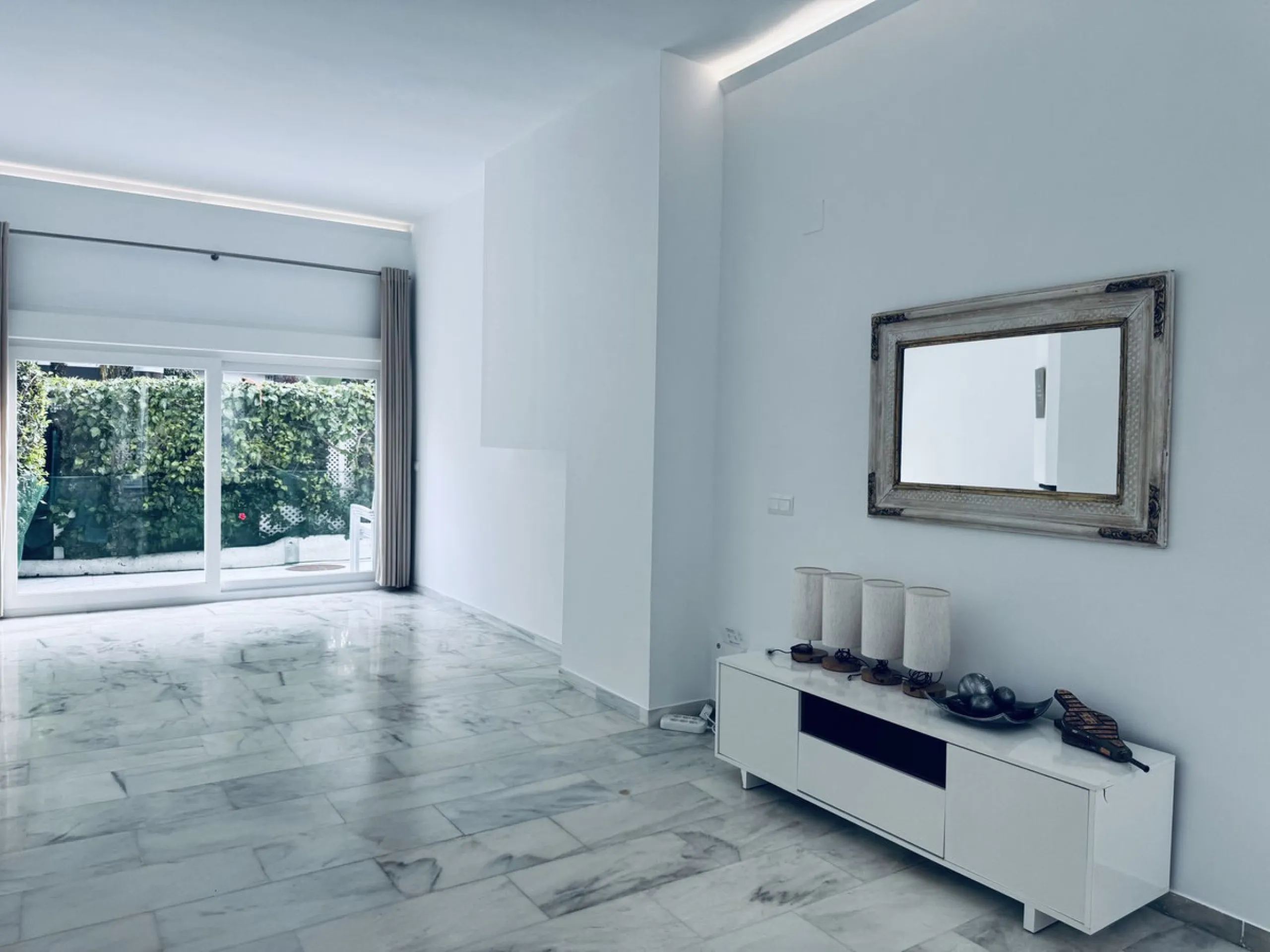 WONDERFUL APARTMENT LOCATED IN A BEACHFRONT DEVELOPMENT, FROM THE GARDEN GATE, ABOUT 50 METERS AWAY, YOU HAVE ACCESS TO ONE OF THE BEST BEACHES IN MARBELLA.