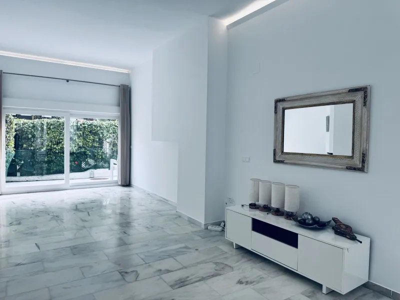 WONDERFUL APARTMENT LOCATED IN A BEACHFRONT DEVELOPMENT, FROM THE GARDEN GATE, ABOUT 50 METERS AWAY, YOU HAVE ACCESS TO ONE OF THE BEST BEACHES IN MARBELLA.