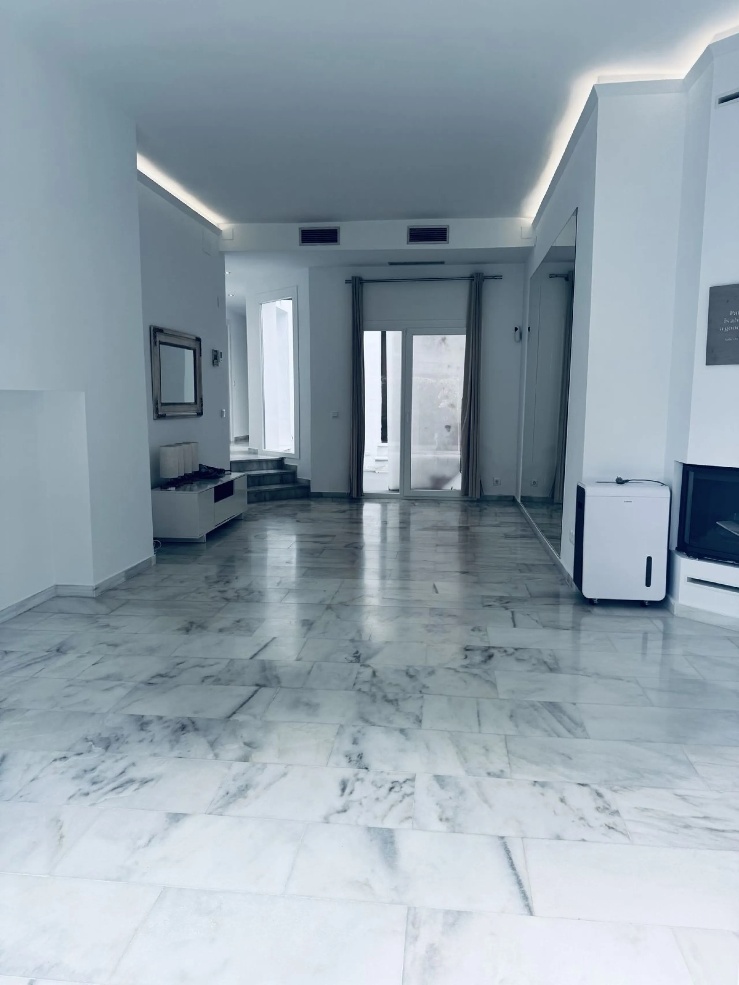 WONDERFUL APARTMENT LOCATED IN A BEACHFRONT DEVELOPMENT, FROM THE GARDEN GATE, ABOUT 50 METERS AWAY, YOU HAVE ACCESS TO ONE OF THE BEST BEACHES IN MARBELLA.