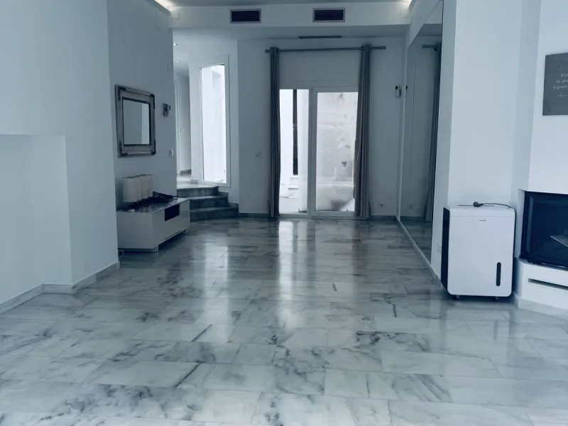 WONDERFUL APARTMENT LOCATED IN A BEACHFRONT DEVELOPMENT, FROM THE GARDEN GATE, ABOUT 50 METERS AWAY, YOU HAVE ACCESS TO ONE OF THE BEST BEACHES IN MARBELLA.