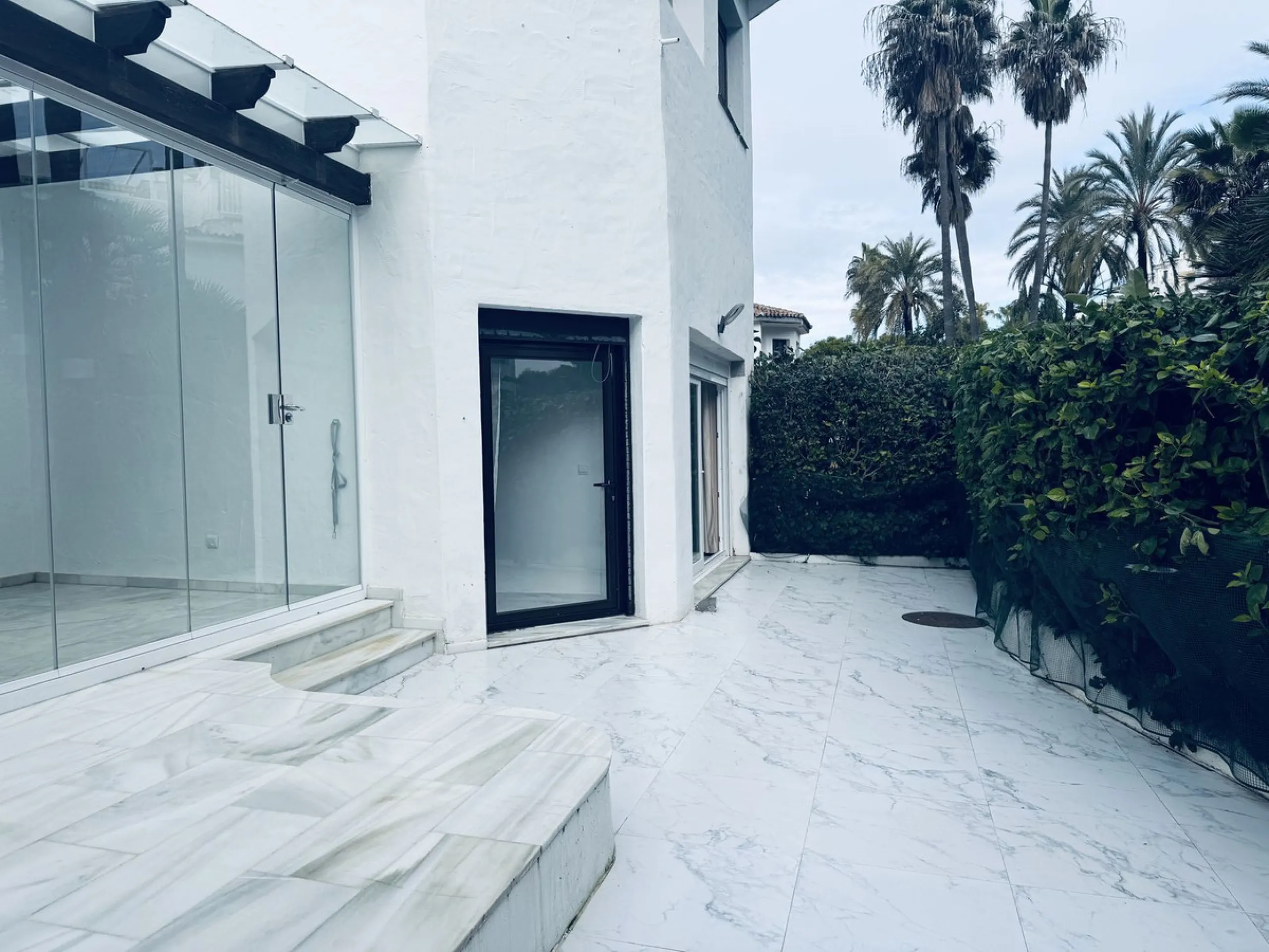WONDERFUL APARTMENT LOCATED IN A BEACHFRONT DEVELOPMENT, FROM THE GARDEN GATE, ABOUT 50 METERS AWAY, YOU HAVE ACCESS TO ONE OF THE BEST BEACHES IN MARBELLA.
