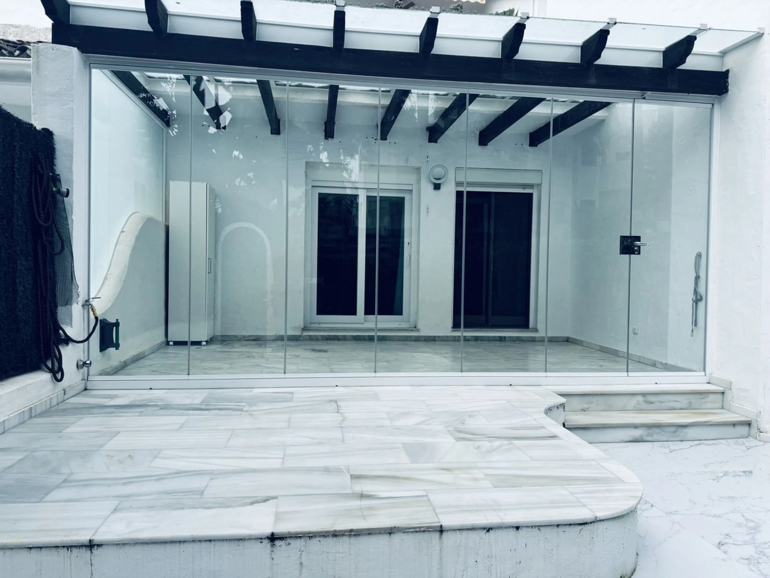 WONDERFUL APARTMENT LOCATED IN A BEACHFRONT DEVELOPMENT, FROM THE GARDEN GATE, ABOUT 50 METERS AWAY, YOU HAVE ACCESS TO ONE OF THE BEST BEACHES IN MARBELLA.