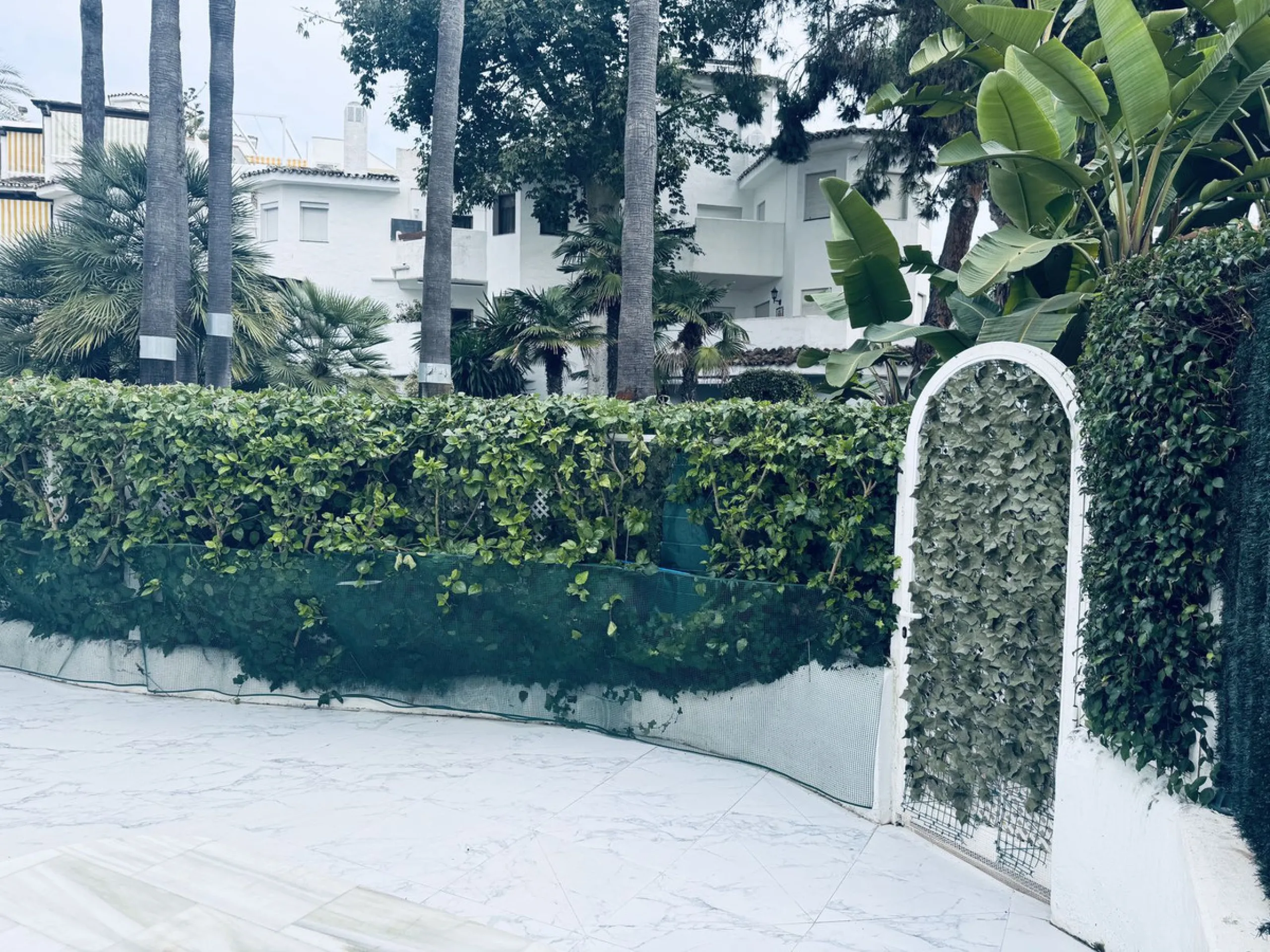 WONDERFUL APARTMENT LOCATED IN A BEACHFRONT DEVELOPMENT, FROM THE GARDEN GATE, ABOUT 50 METERS AWAY, YOU HAVE ACCESS TO ONE OF THE BEST BEACHES IN MARBELLA.