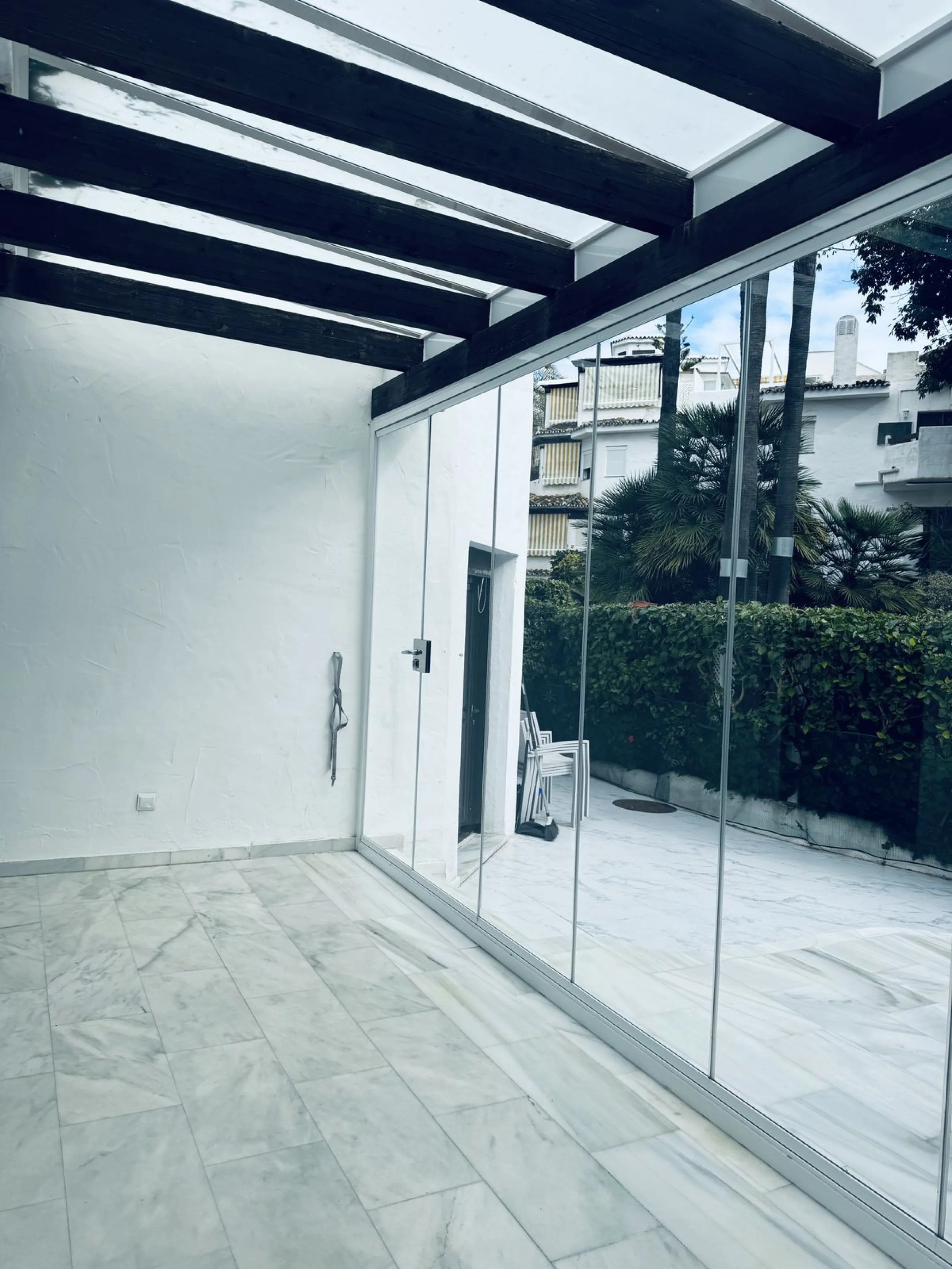 WONDERFUL APARTMENT LOCATED IN A BEACHFRONT DEVELOPMENT, FROM THE GARDEN GATE, ABOUT 50 METERS AWAY, YOU HAVE ACCESS TO ONE OF THE BEST BEACHES IN MARBELLA.