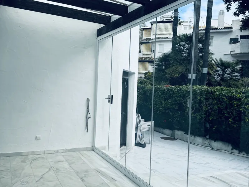 WONDERFUL APARTMENT LOCATED IN A BEACHFRONT DEVELOPMENT, FROM THE GARDEN GATE, ABOUT 50 METERS AWAY, YOU HAVE ACCESS TO ONE OF THE BEST BEACHES IN MARBELLA.