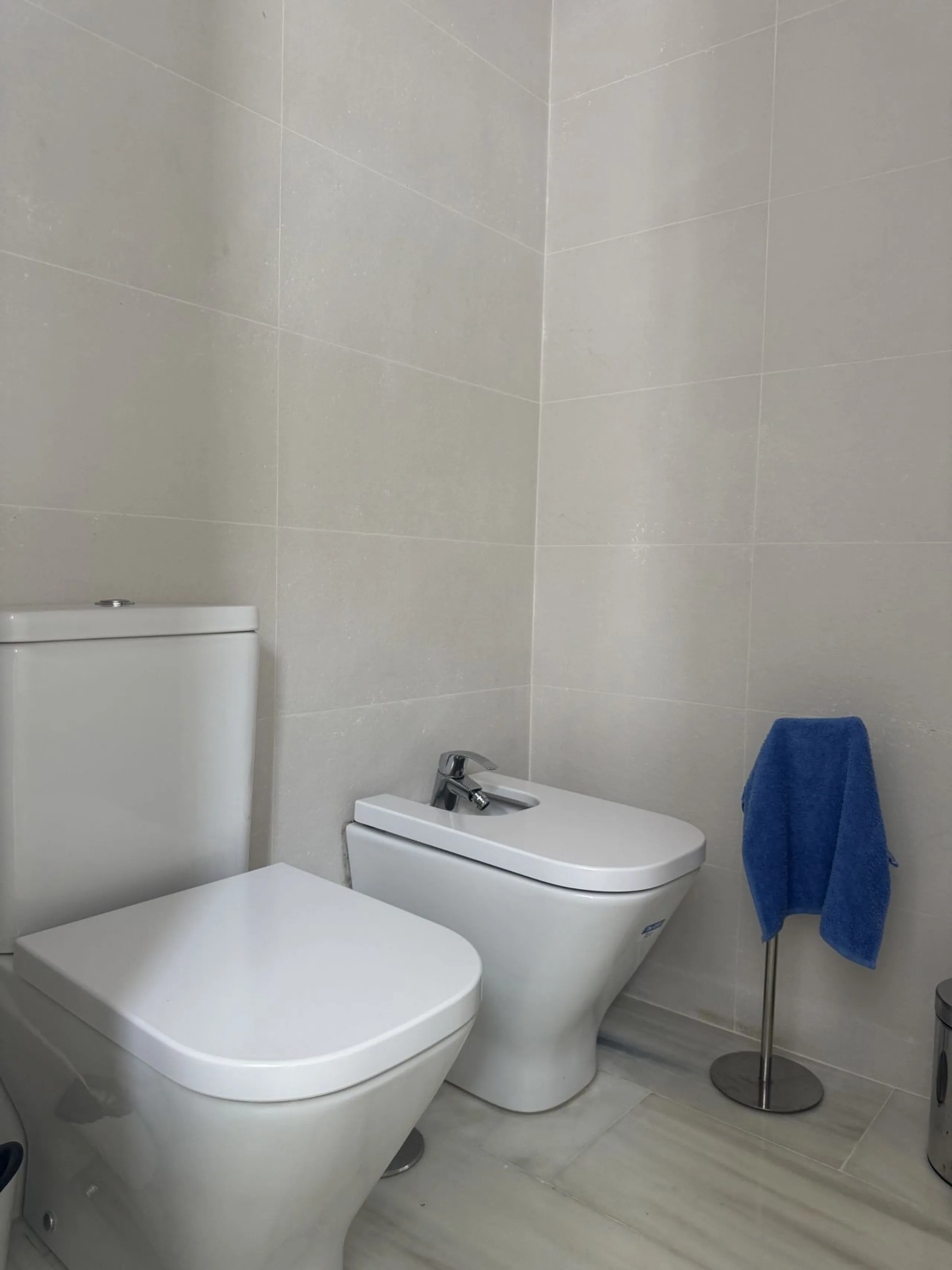 WONDERFUL APARTMENT LOCATED IN A BEACHFRONT DEVELOPMENT, FROM THE GARDEN GATE, ABOUT 50 METERS AWAY, YOU HAVE ACCESS TO ONE OF THE BEST BEACHES IN MARBELLA.