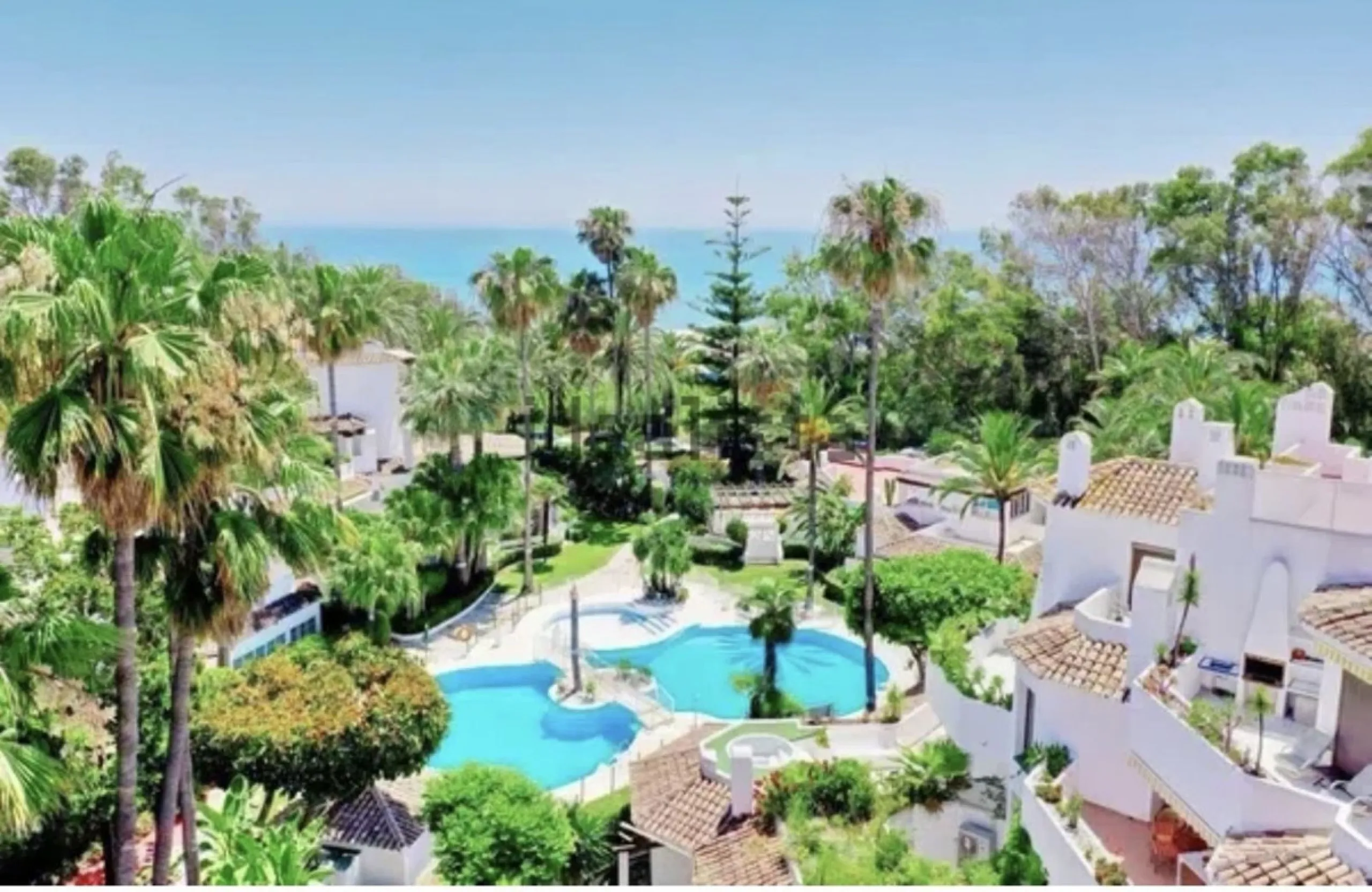 WONDERFUL APARTMENT LOCATED IN A BEACHFRONT DEVELOPMENT, FROM THE GARDEN GATE, ABOUT 50 METERS AWAY, YOU HAVE ACCESS TO ONE OF THE BEST BEACHES IN MARBELLA.