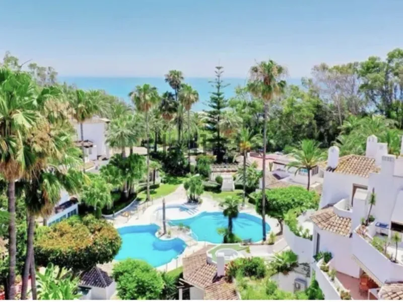 WONDERFUL APARTMENT LOCATED IN A BEACHFRONT DEVELOPMENT, FROM THE GARDEN GATE, ABOUT 50 METERS AWAY, YOU HAVE ACCESS TO ONE OF THE BEST BEACHES IN MARBELLA.