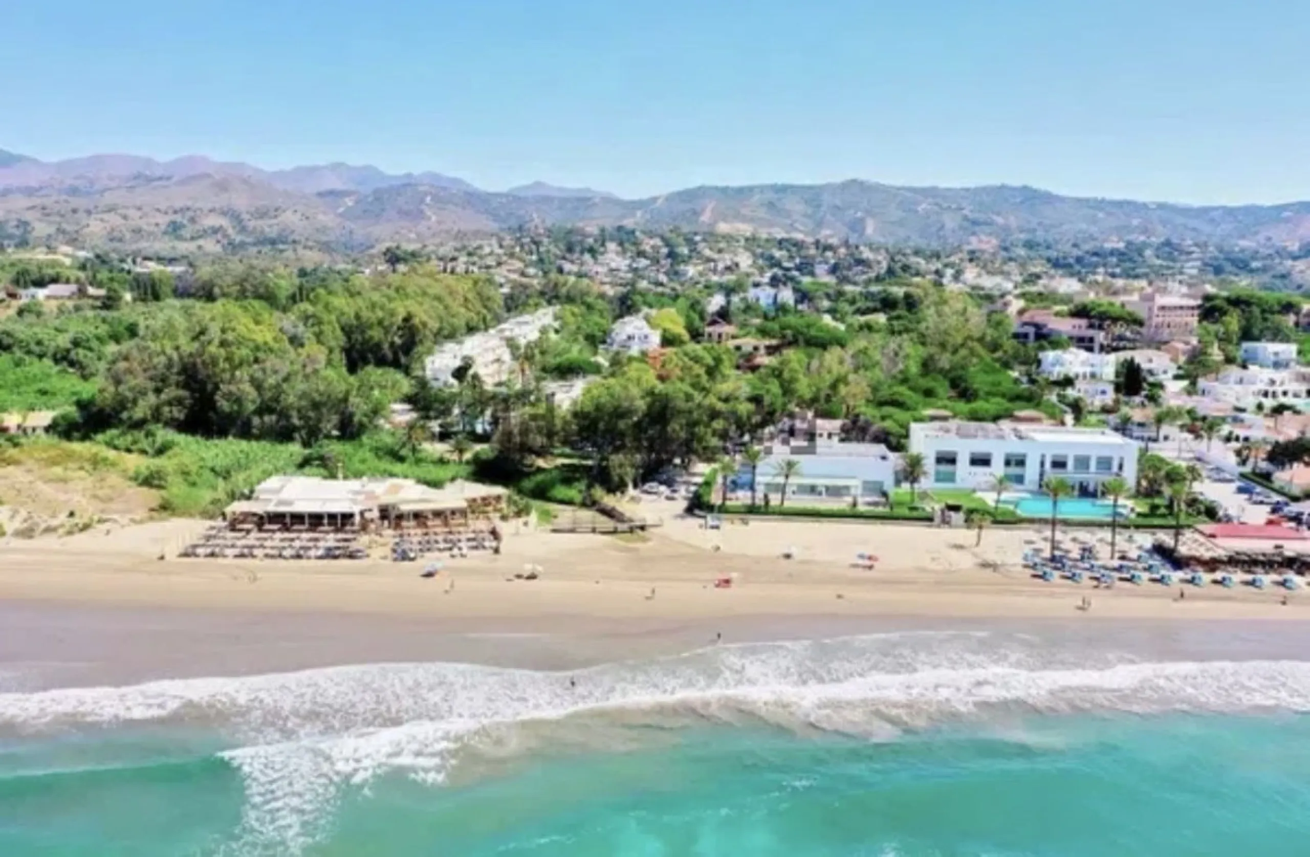 WONDERFUL APARTMENT LOCATED IN A BEACHFRONT DEVELOPMENT, FROM THE GARDEN GATE, ABOUT 50 METERS AWAY, YOU HAVE ACCESS TO ONE OF THE BEST BEACHES IN MARBELLA.