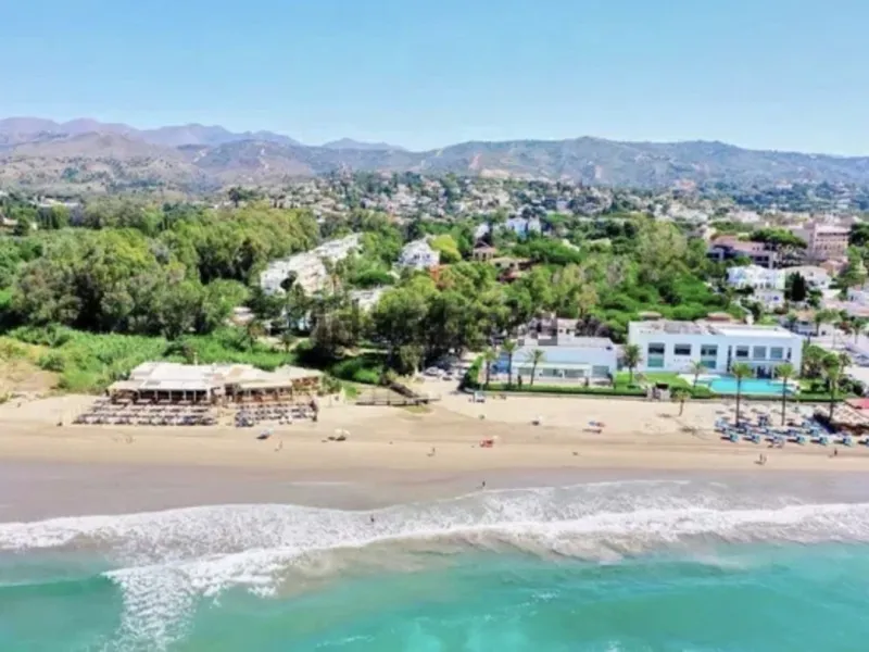 WONDERFUL APARTMENT LOCATED IN A BEACHFRONT DEVELOPMENT, FROM THE GARDEN GATE, ABOUT 50 METERS AWAY, YOU HAVE ACCESS TO ONE OF THE BEST BEACHES IN MARBELLA.