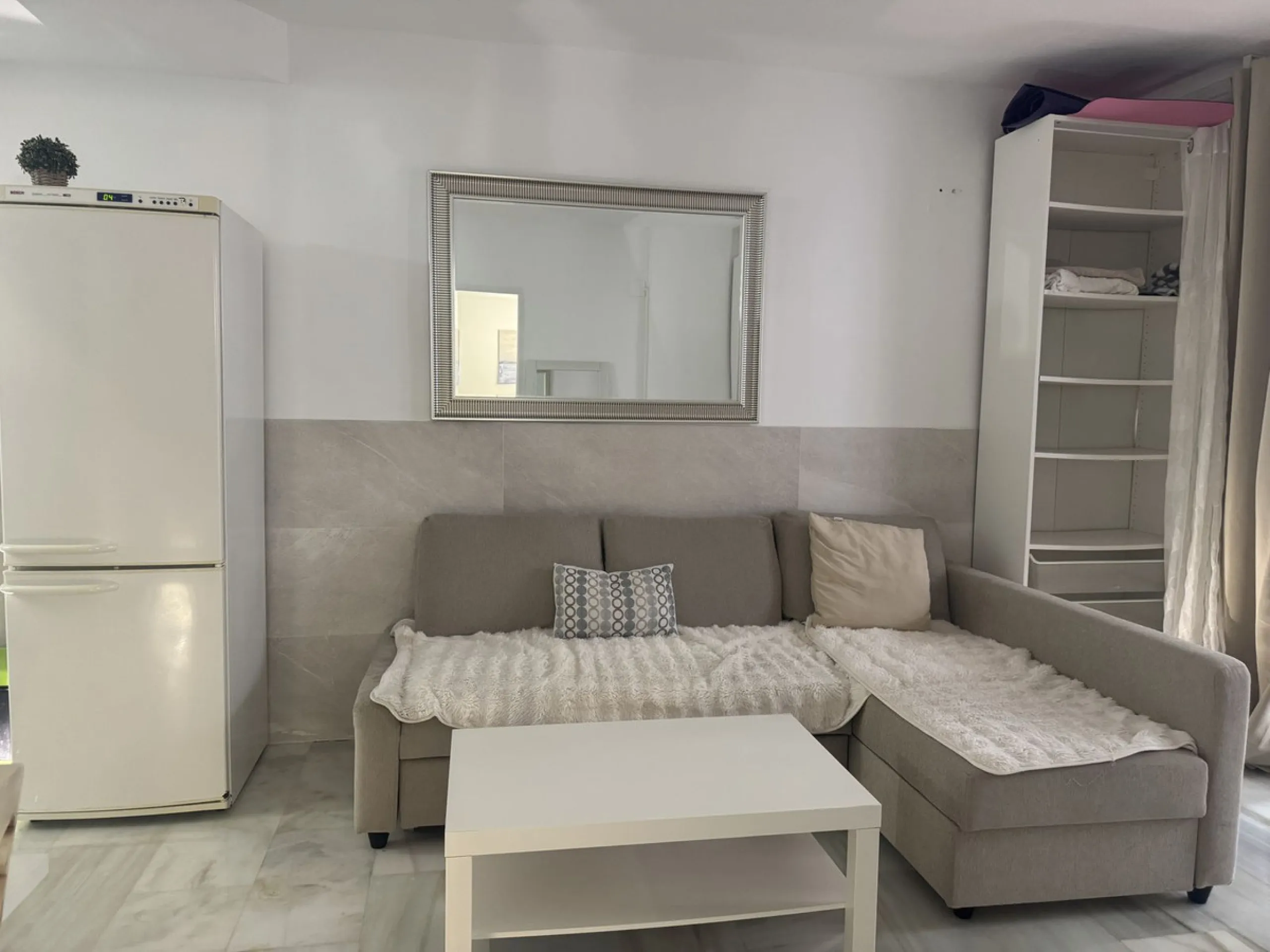 WONDERFUL APARTMENT LOCATED IN A BEACHFRONT DEVELOPMENT, FROM THE GARDEN GATE, ABOUT 50 METERS AWAY, YOU HAVE ACCESS TO ONE OF THE BEST BEACHES IN MARBELLA.