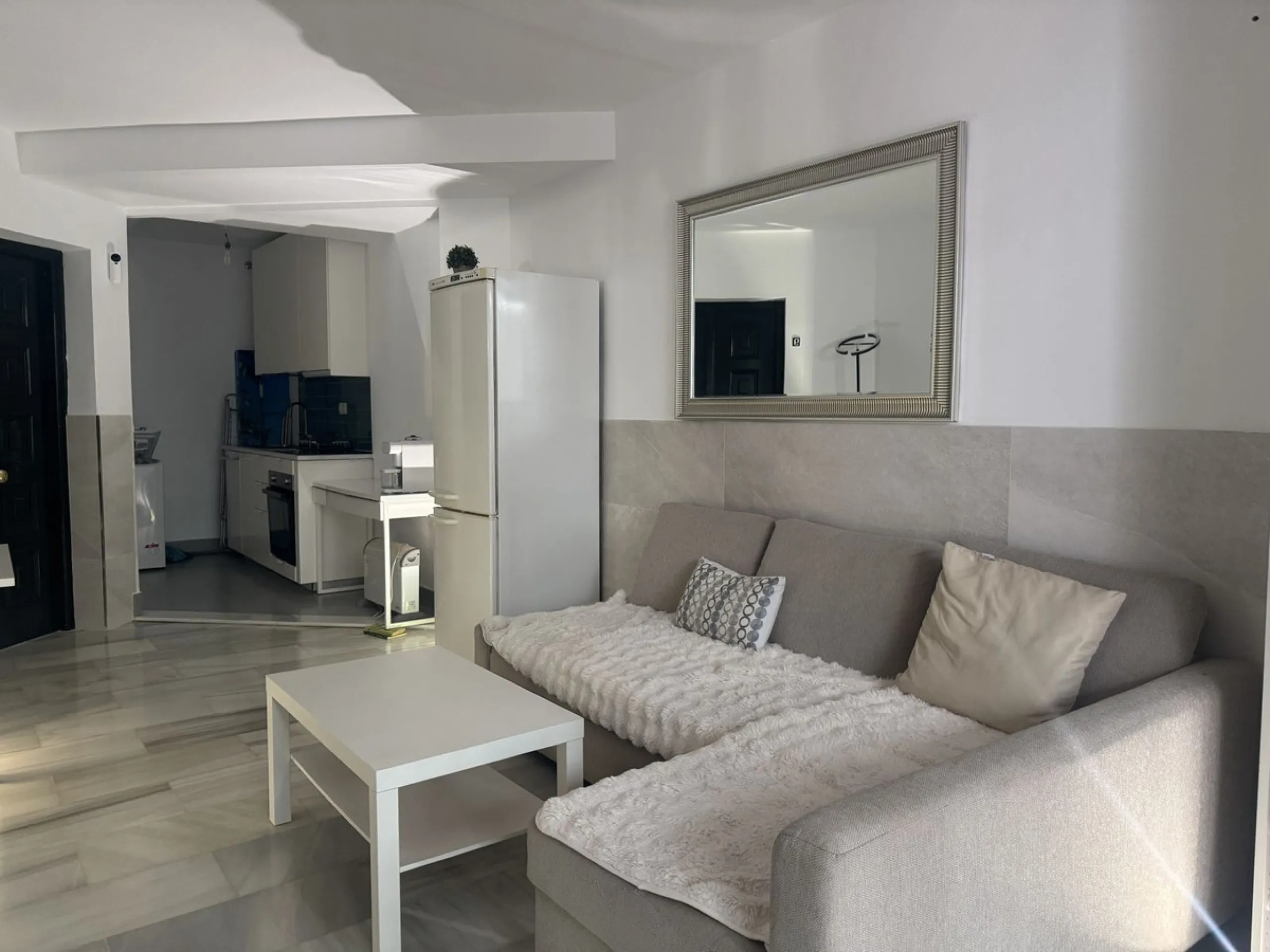 WONDERFUL APARTMENT LOCATED IN A BEACHFRONT DEVELOPMENT, FROM THE GARDEN GATE, ABOUT 50 METERS AWAY, YOU HAVE ACCESS TO ONE OF THE BEST BEACHES IN MARBELLA.