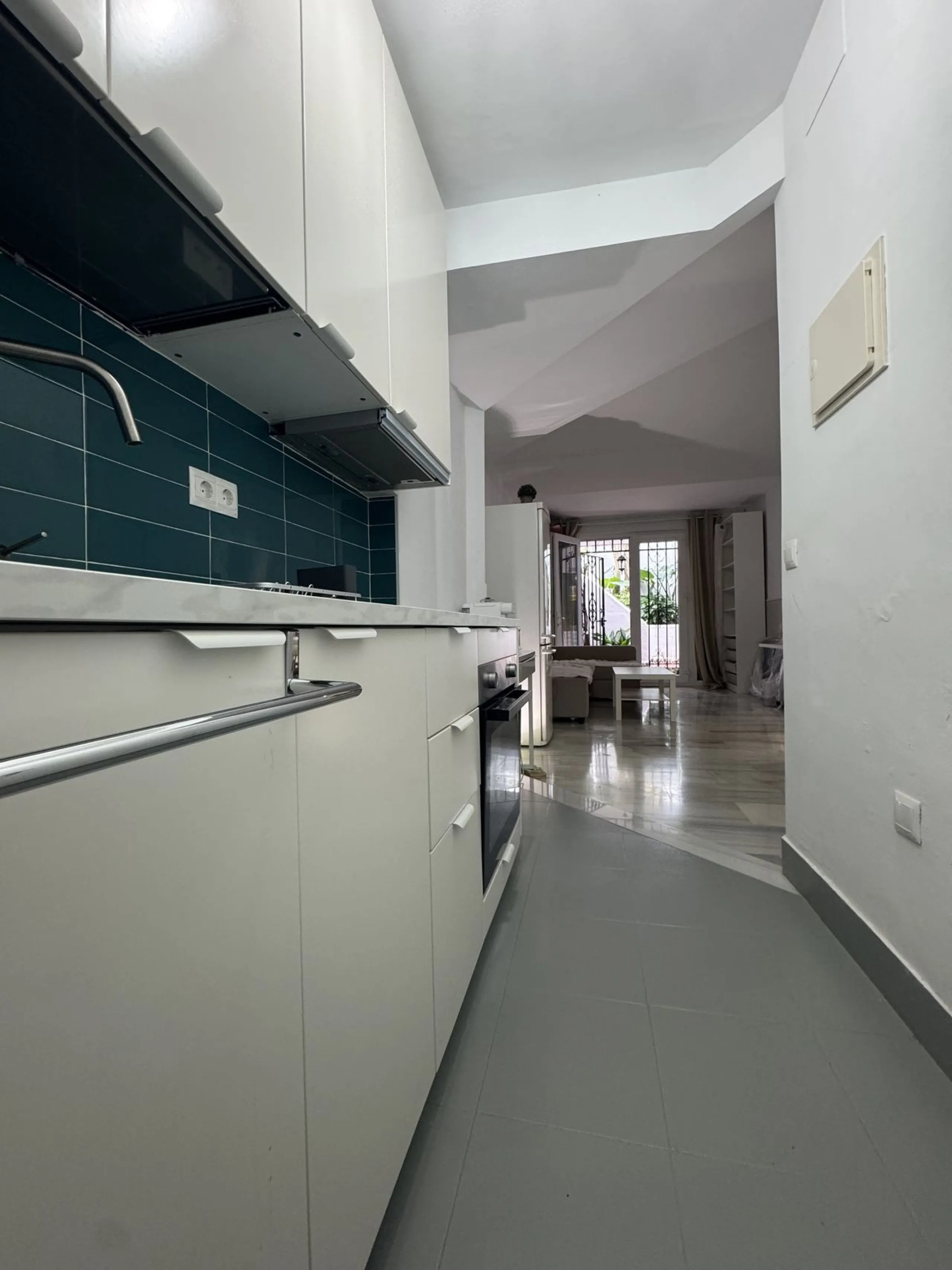 WONDERFUL APARTMENT LOCATED IN A BEACHFRONT DEVELOPMENT, FROM THE GARDEN GATE, ABOUT 50 METERS AWAY, YOU HAVE ACCESS TO ONE OF THE BEST BEACHES IN MARBELLA.
