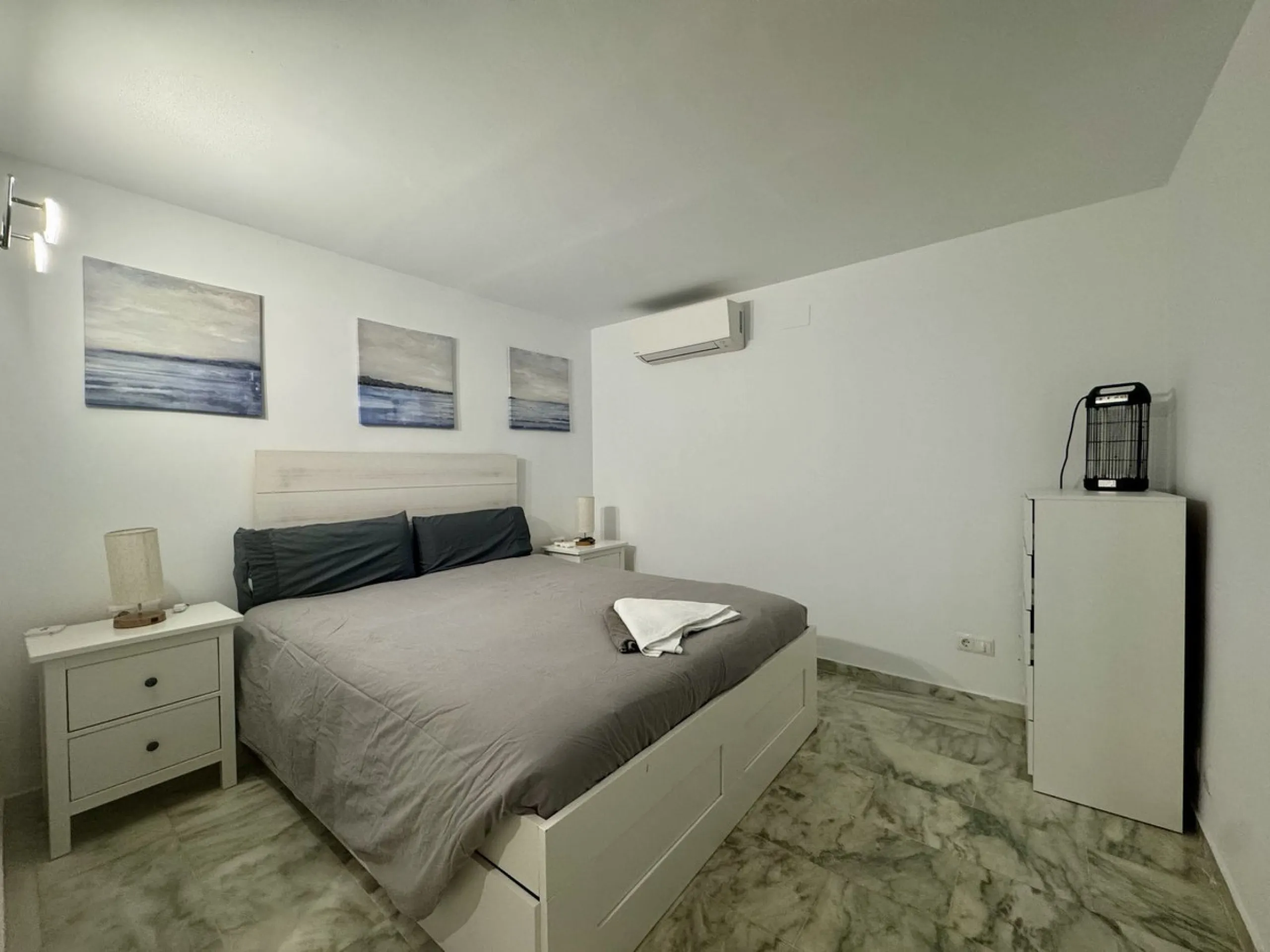 WONDERFUL APARTMENT LOCATED IN A BEACHFRONT DEVELOPMENT, FROM THE GARDEN GATE, ABOUT 50 METERS AWAY, YOU HAVE ACCESS TO ONE OF THE BEST BEACHES IN MARBELLA.