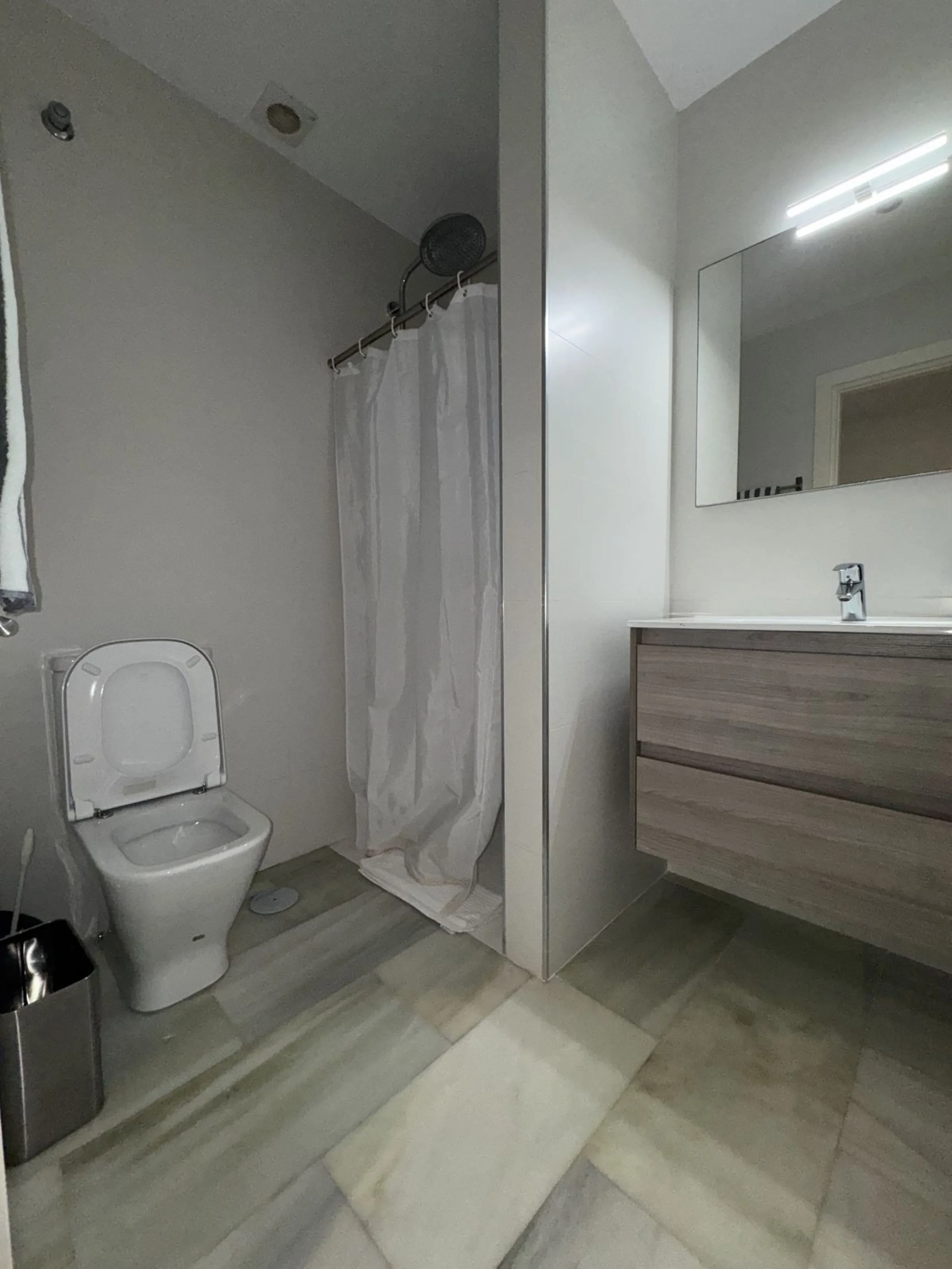 WONDERFUL APARTMENT LOCATED IN A BEACHFRONT DEVELOPMENT, FROM THE GARDEN GATE, ABOUT 50 METERS AWAY, YOU HAVE ACCESS TO ONE OF THE BEST BEACHES IN MARBELLA.