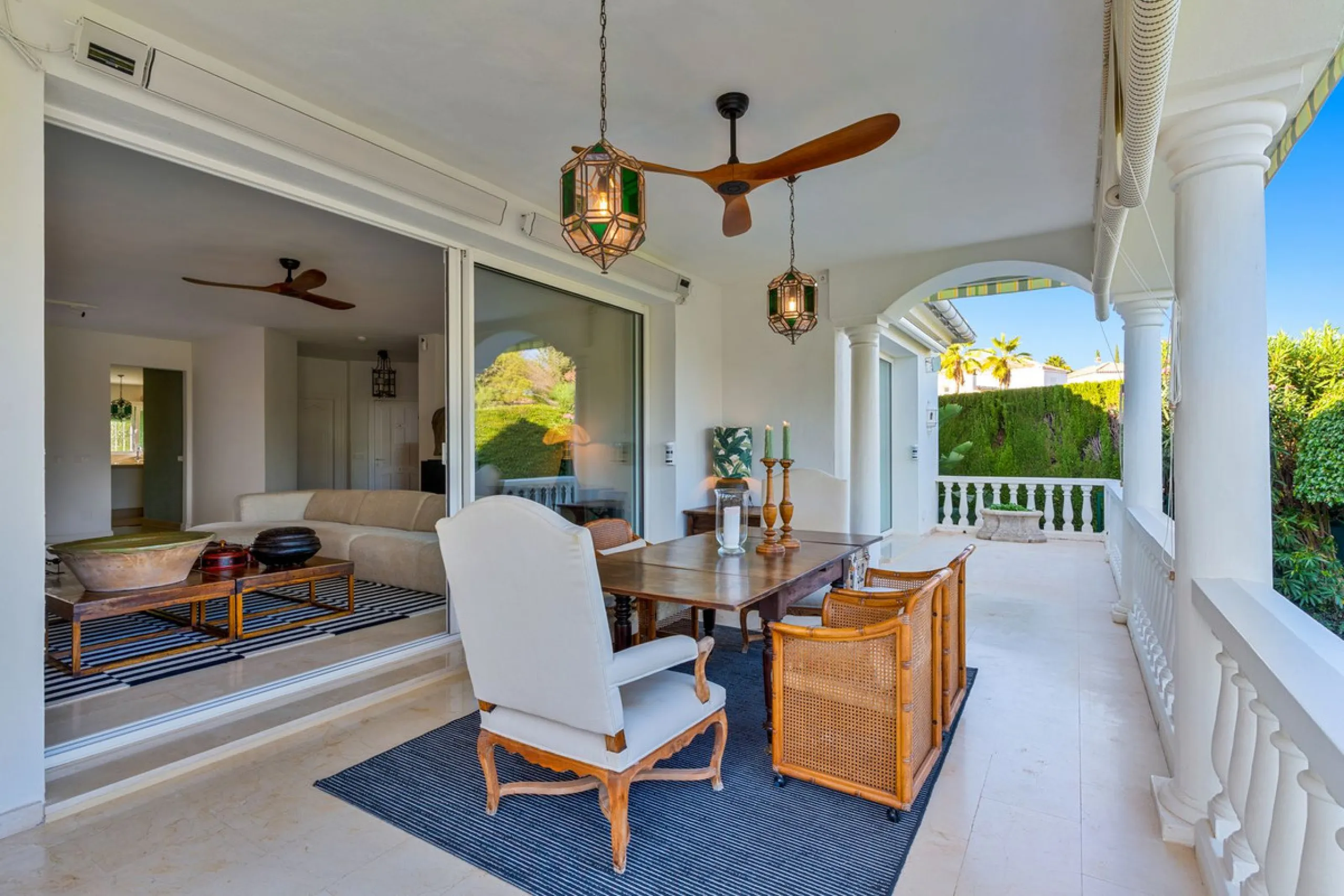 This fully furnished villa with open panoramic views is located in the highly West/ South area of El Paraiso Alto.