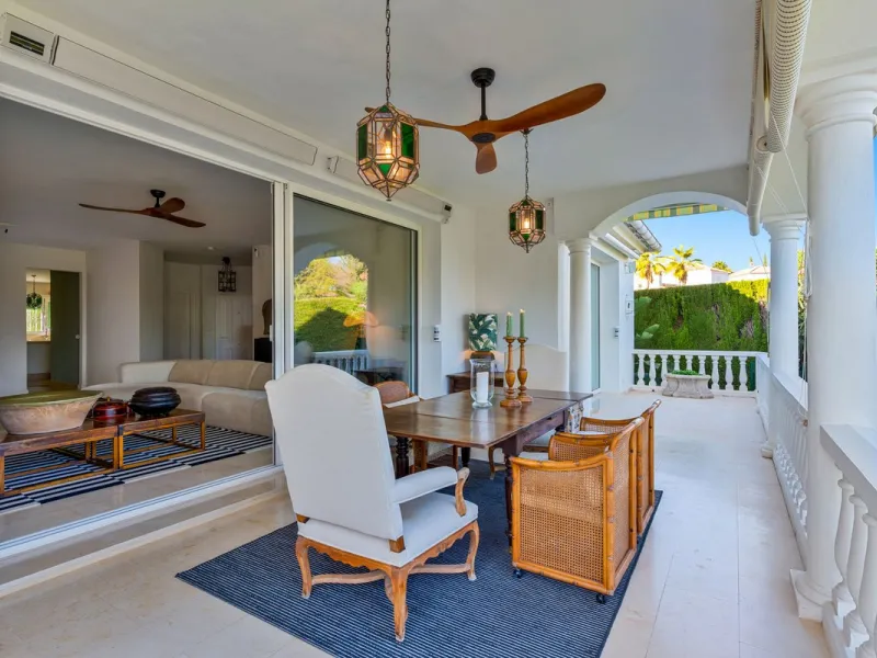 This fully furnished villa with open panoramic views is located in the highly West/ South area of El Paraiso Alto.