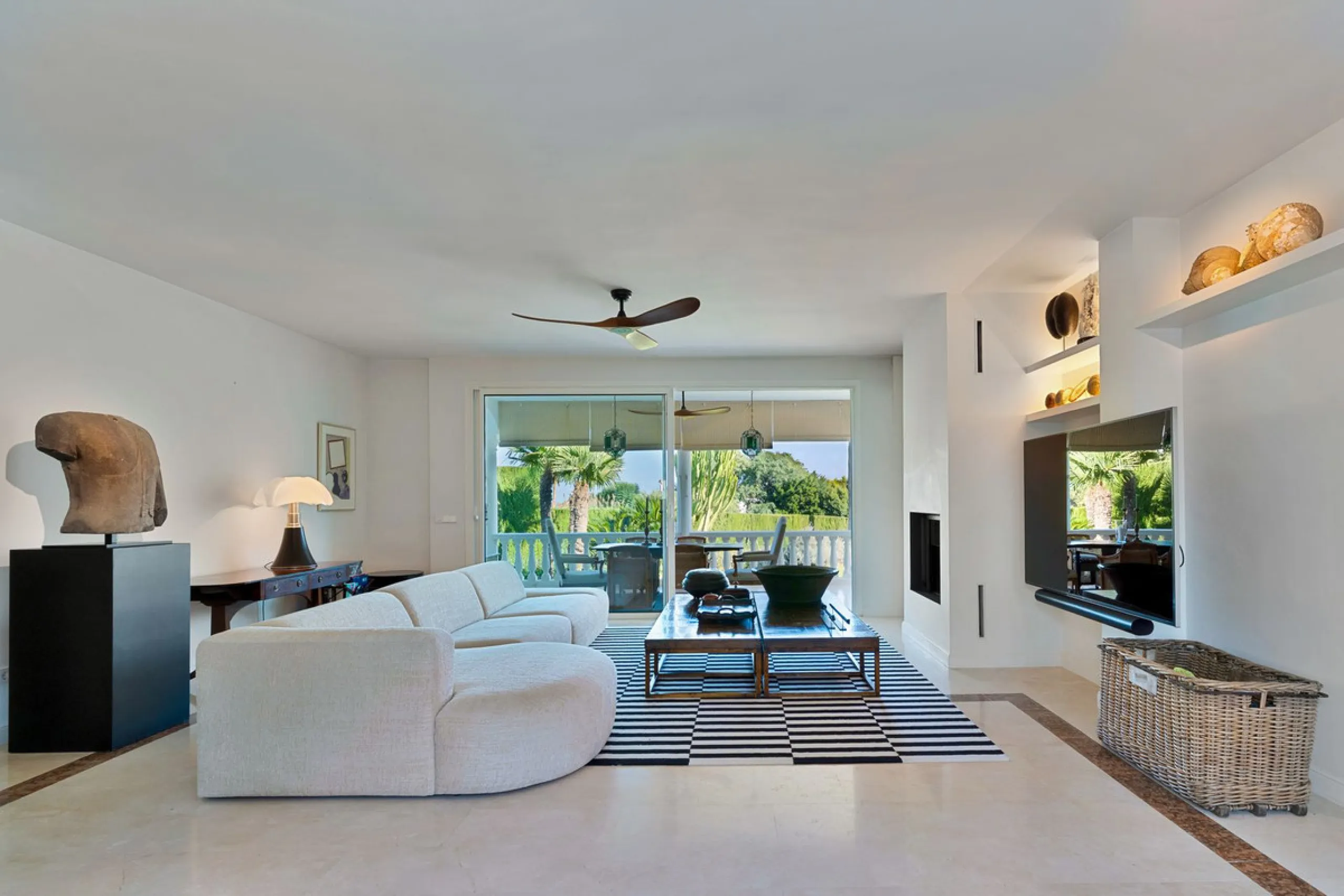 This fully furnished villa with open panoramic views is located in the highly West/ South area of El Paraiso Alto.