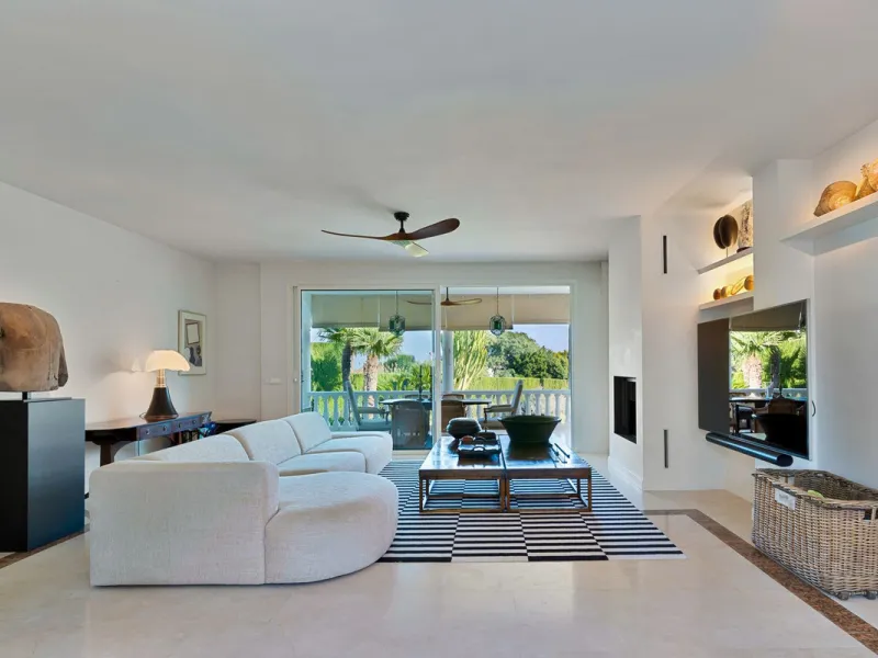 This fully furnished villa with open panoramic views is located in the highly West/ South area of El Paraiso Alto.