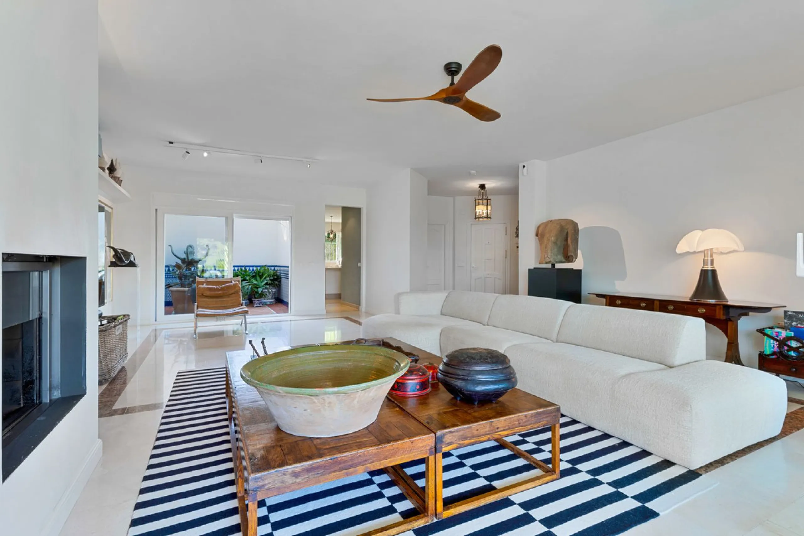 This fully furnished villa with open panoramic views is located in the highly West/ South area of El Paraiso Alto.