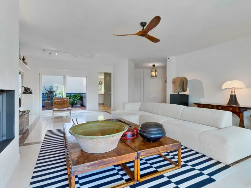 This fully furnished villa with open panoramic views is located in the highly West/ South area of El Paraiso Alto.